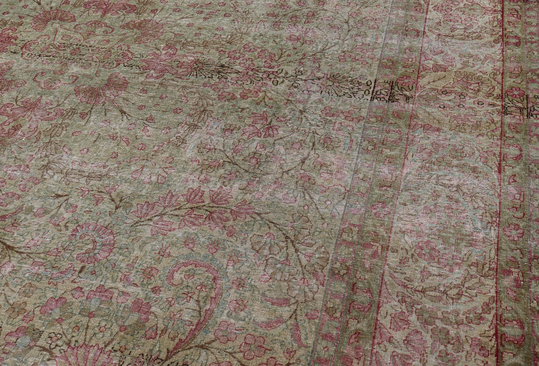 Antiker persischer Lavar Kerman-Teppich im Used-Look mit mehrfarbigen Blumenmotiven im Angebot 1