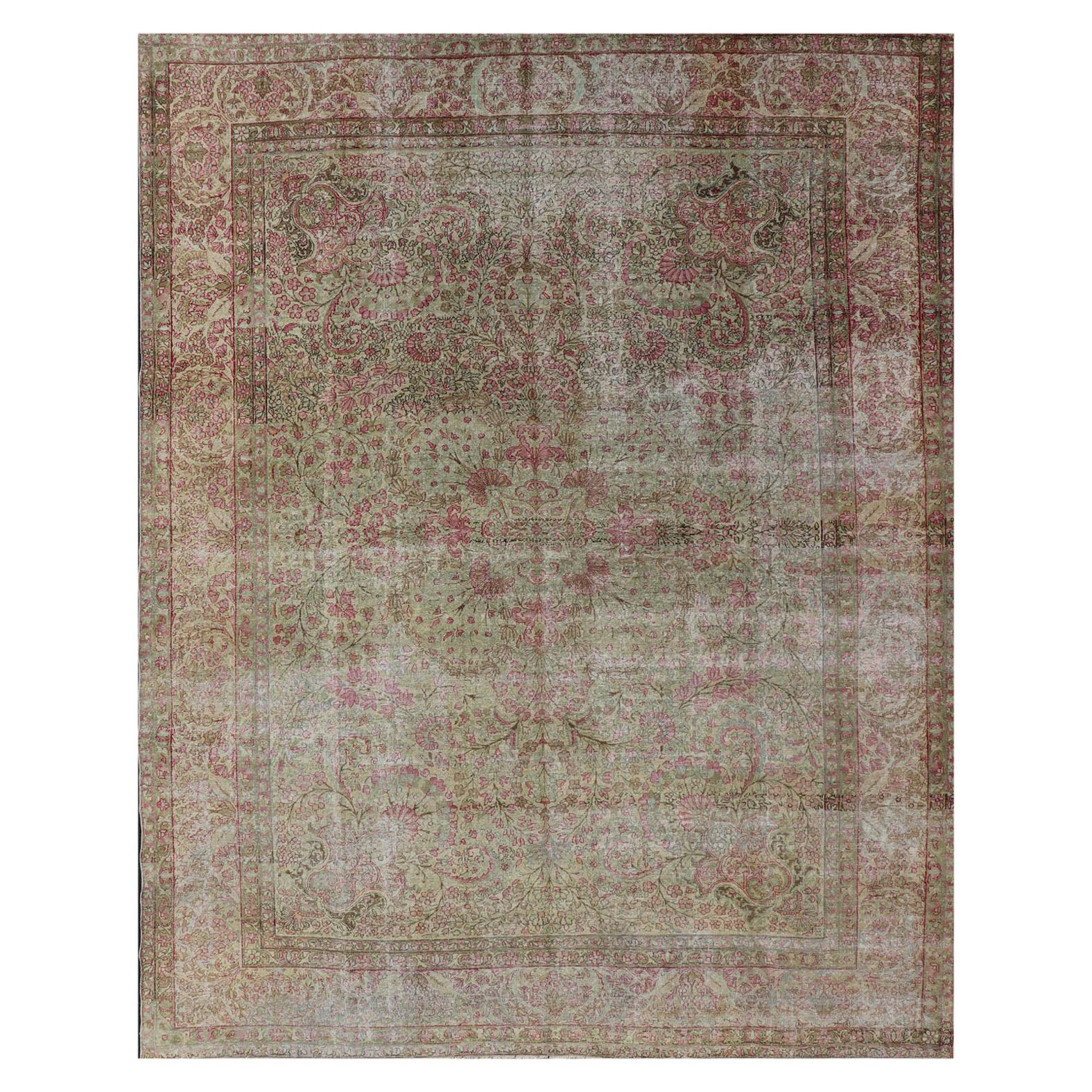 Antiker persischer Lavar Kerman-Teppich im Used-Look mit mehrfarbigen Blumenmotiven im Angebot