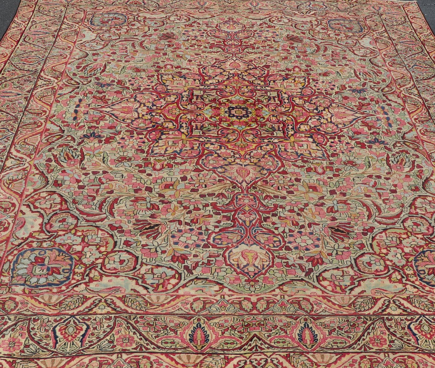 Antique tapis persan Lavar Kerman avec des détails complexes, des médaillons floraux et des couleurs multiples.  
Tapis/C-0715 Laver Kerman, Kerman antique, Persan antique
Ce magnifique tapis antique Kerman Lavar/Ravar date de la fin du XIXe siècle.