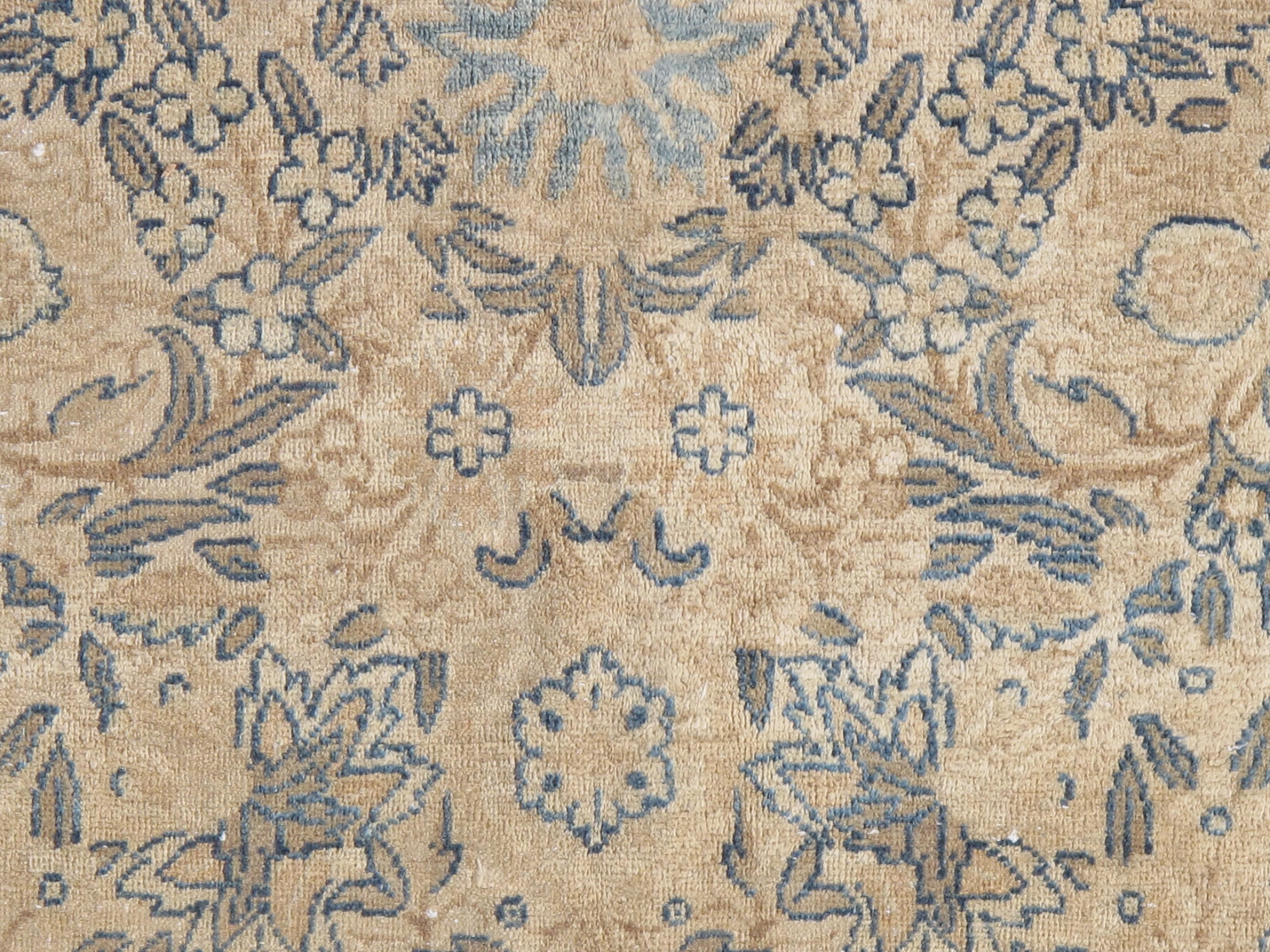 Tapis persan ancien Lavar Kerman Oriental, fait à la main, ivoire, bleu en vente 3
