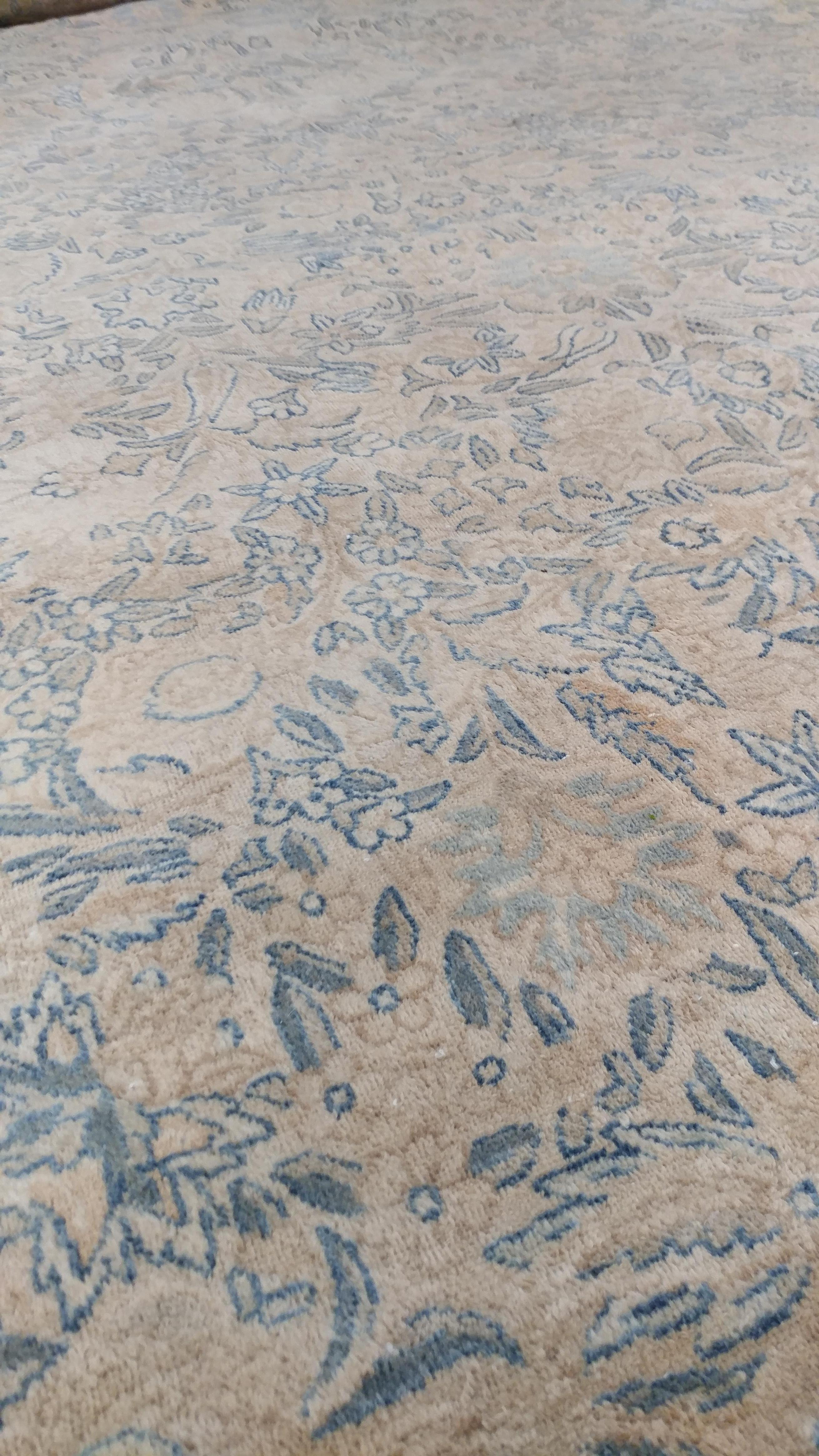Un tapis persan à fleurs Lavar Kerman du début du XXe siècle, vers 1920, représente la riche tradition du tissage persan à l'apogée de son savoir-faire. Kerman, ville du sud-est de l'Iran, est depuis longtemps un centre réputé pour la production de
