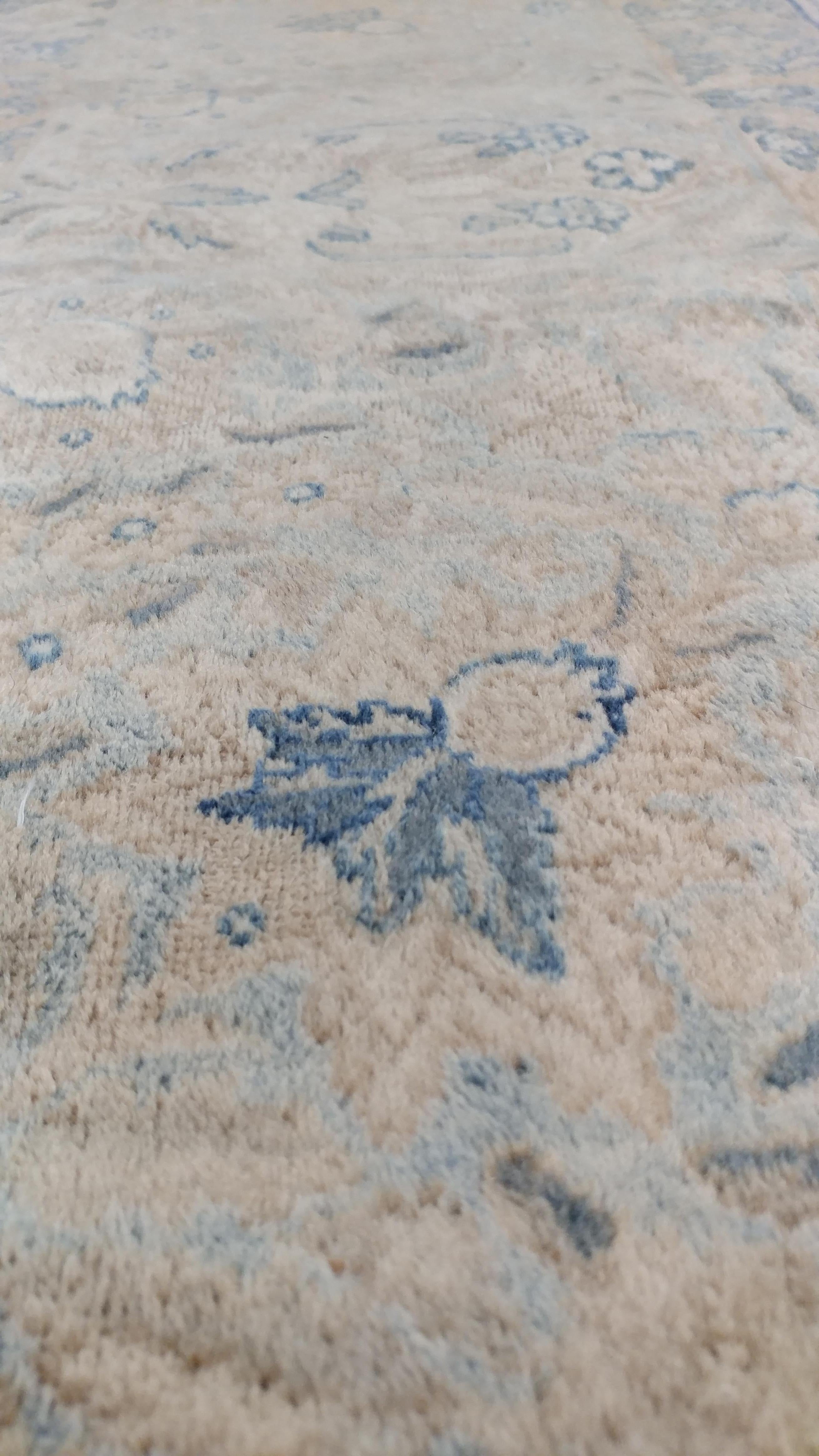 Noué à la main Tapis persan ancien Lavar Kerman Oriental, fait à la main, ivoire, bleu en vente