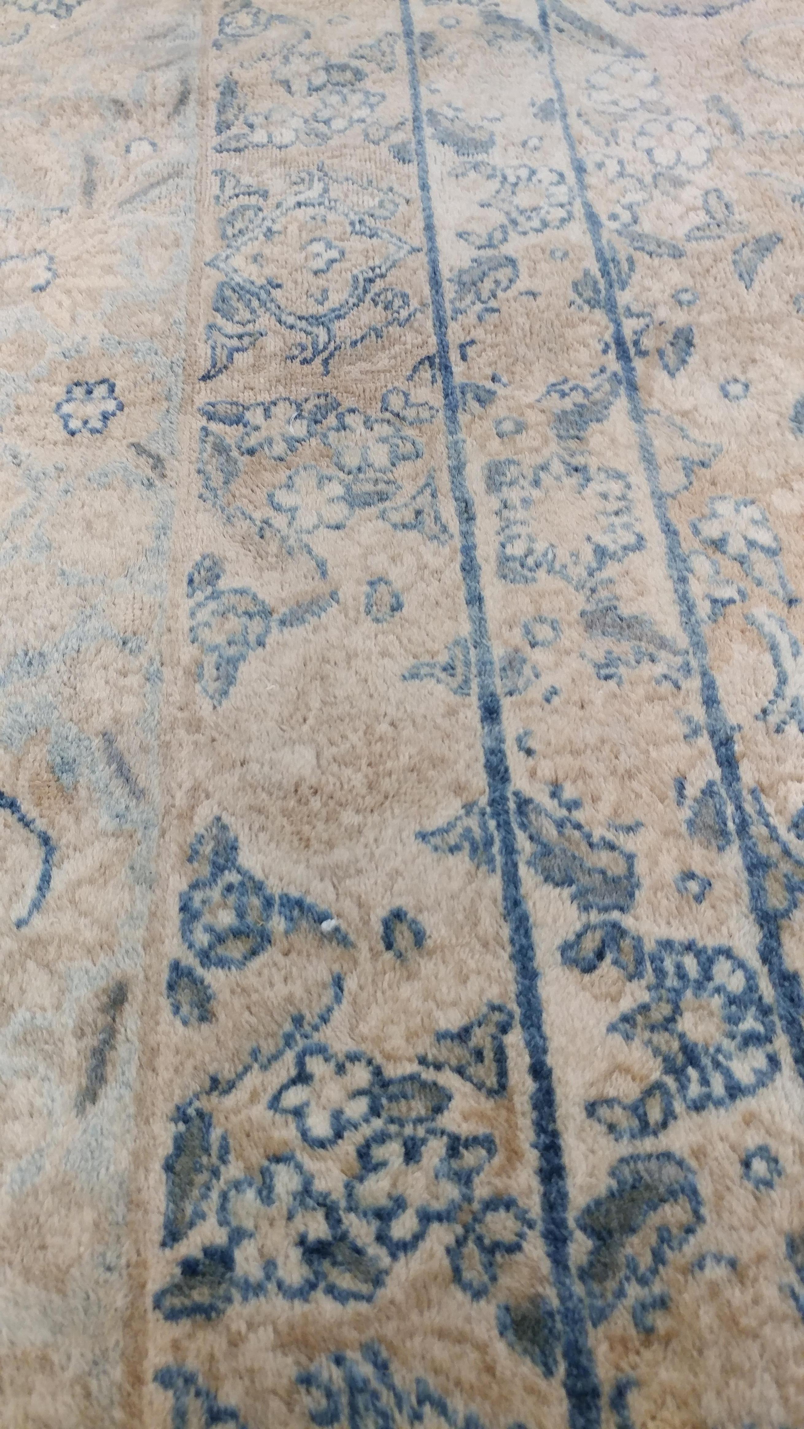 Tapis persan ancien Lavar Kerman Oriental, fait à la main, ivoire, bleu Excellent état - En vente à Port Washington, NY