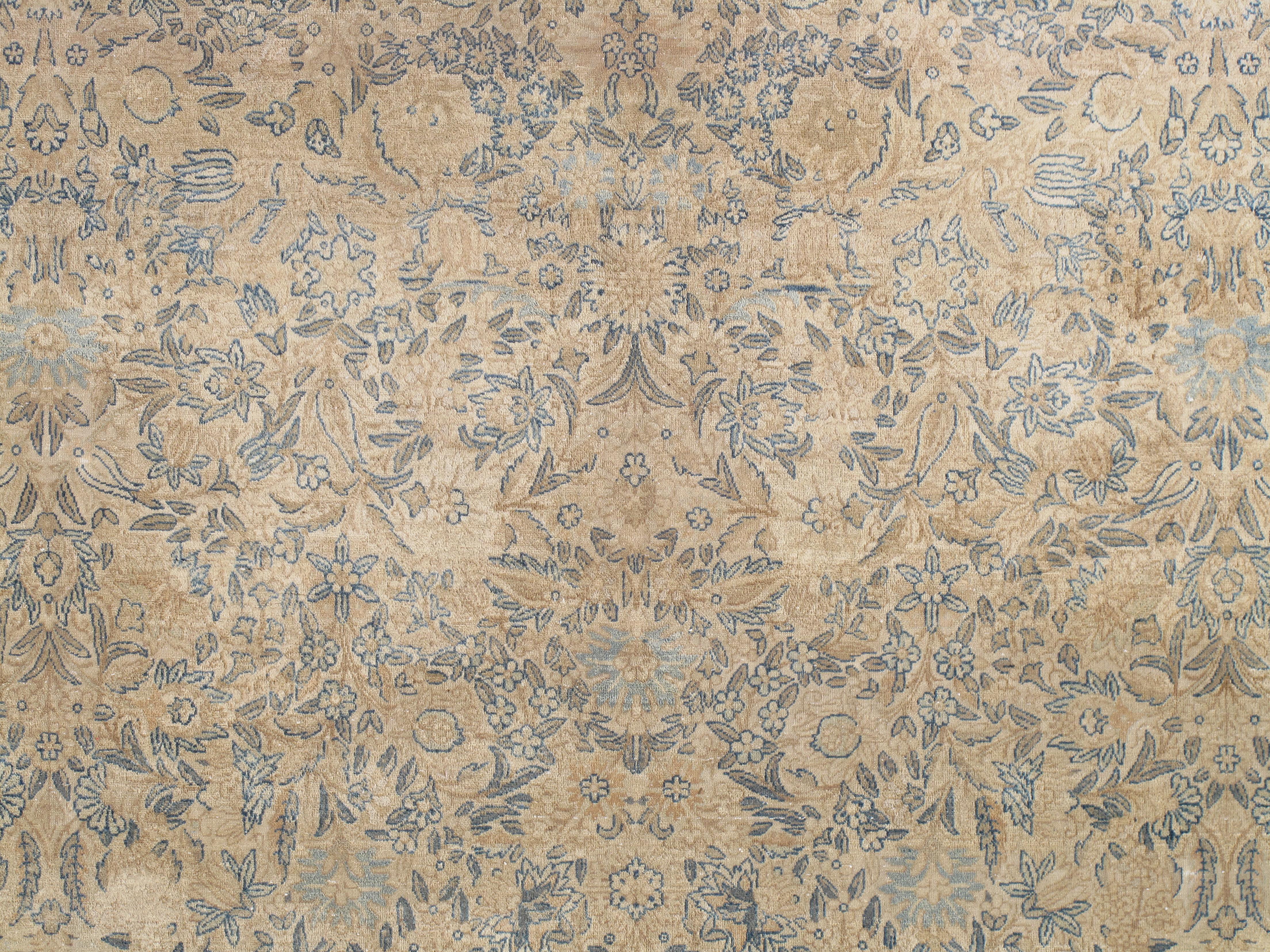 Tapis persan ancien Lavar Kerman Oriental, fait à la main, ivoire, bleu en vente 1
