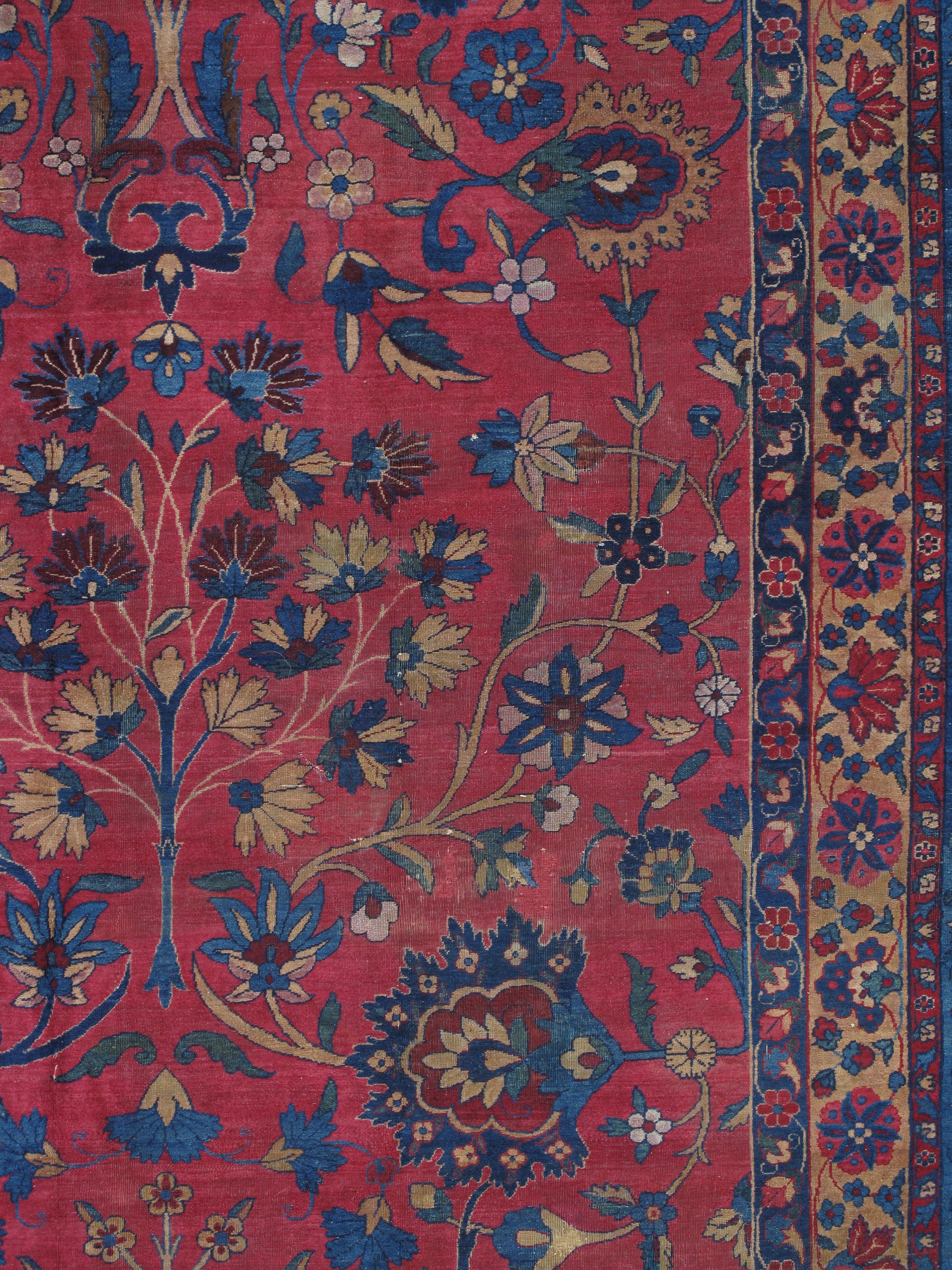 Ce tapis persan à fleurs du début du XXe siècle, datant d'environ 1900, incarne la qualité exceptionnelle et l'art du tissage des tapis persans pendant une période de transition et de raffinement importants. Kerman, région productrice de tapis
