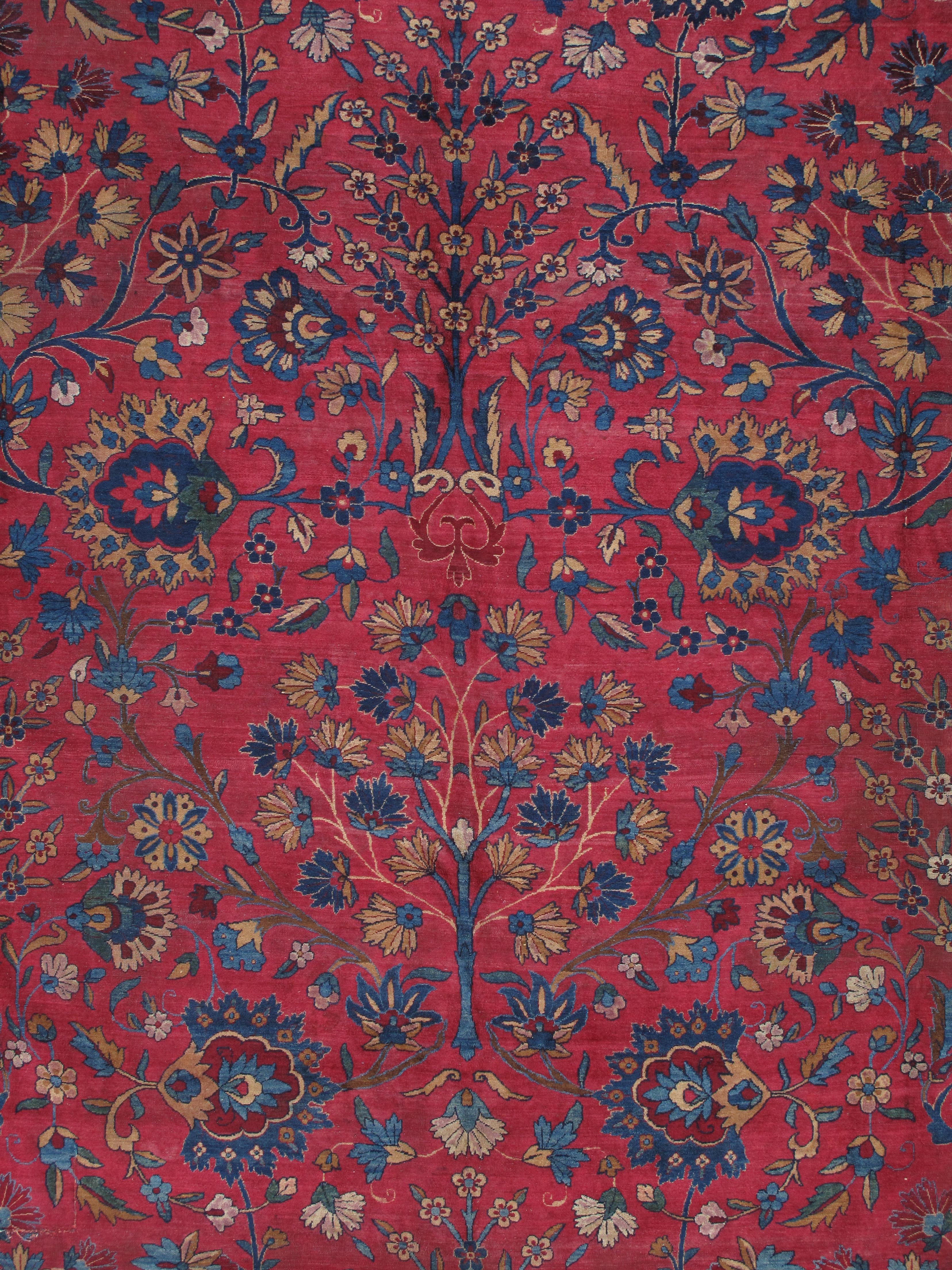 Noué à la main Tapis oriental persan ancien Lavar Kerman, fait à la main, rouge, ivoire, bleu clair en vente