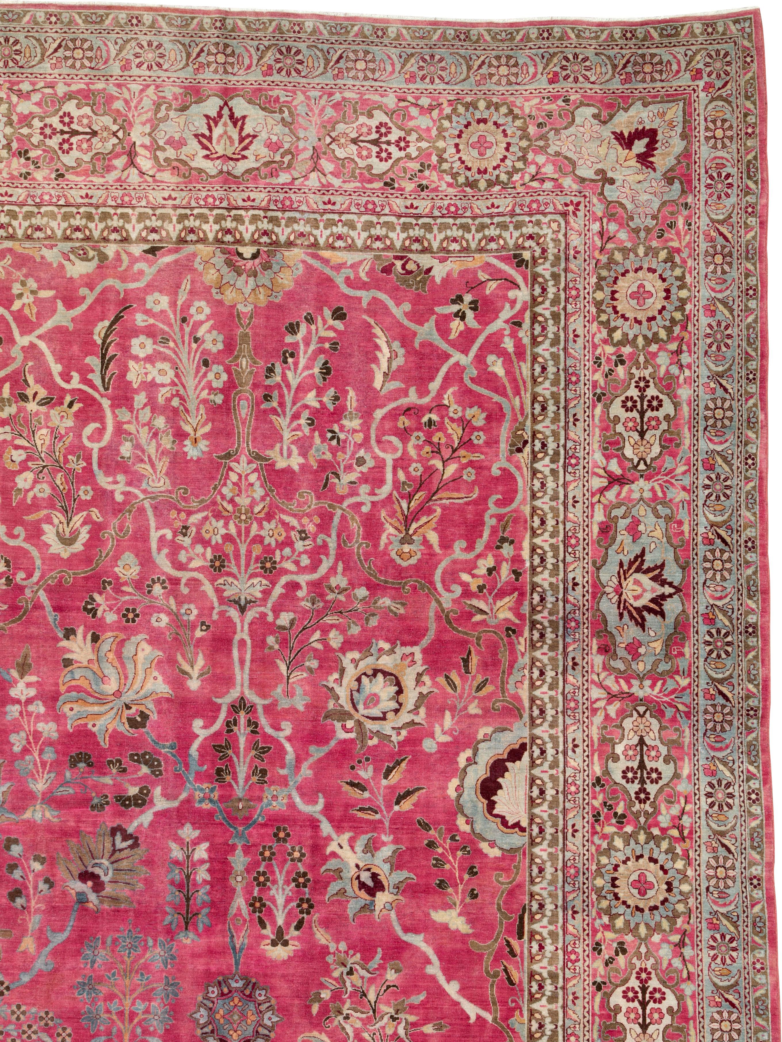 Antiker antiker persischer Lavar Kerman Oversize-Teppich (Persisch) im Angebot