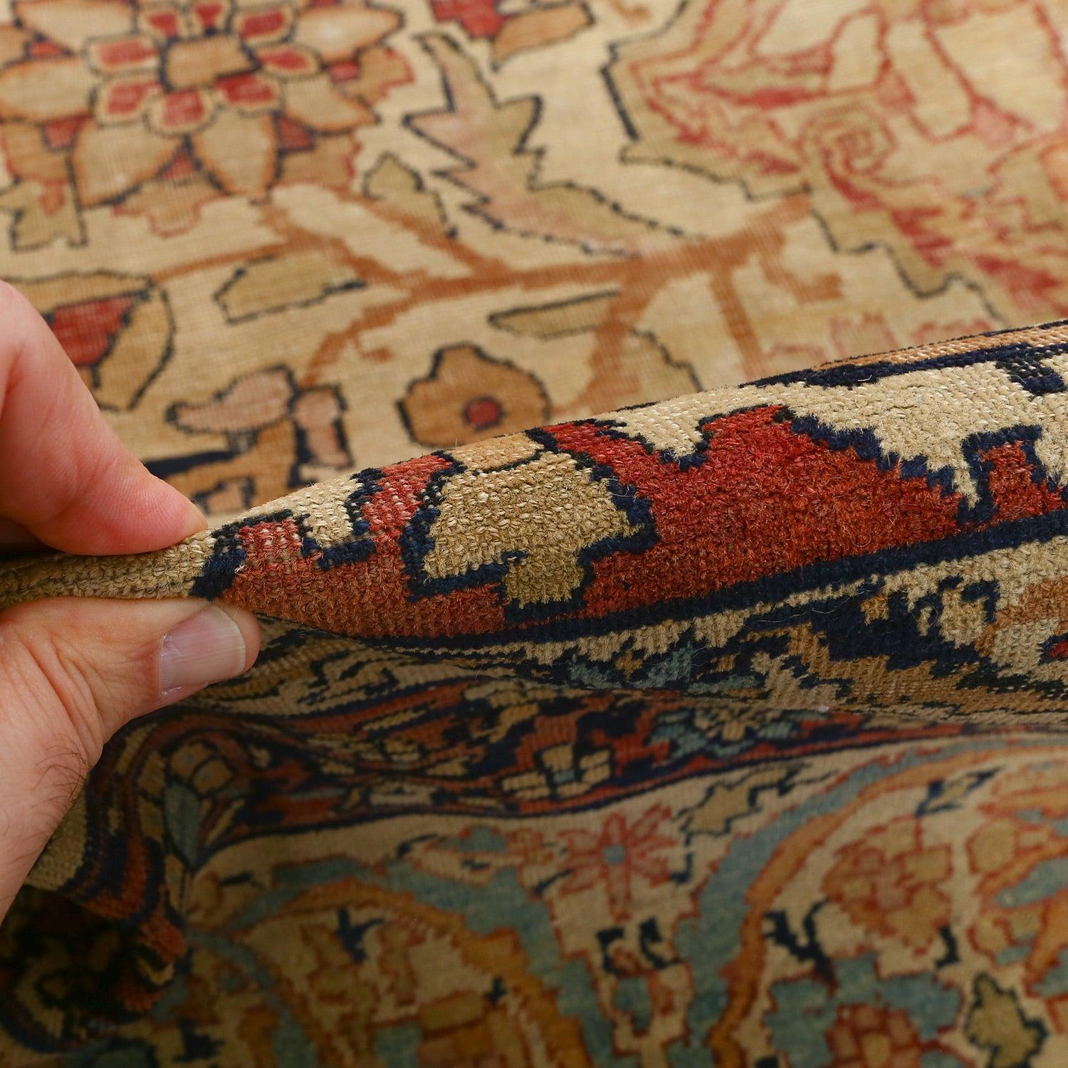 Tapis ancien Lavar Kerman en laine et coton 11'6 X 9'.
 
 Détails clés :
 Pile:Laine
 Base : coton
 Origine : Kerman
 Design/One : Médaillon central
 Âge approximatif : plus de 100 ans
 Qualité (KPI) : 265
 Condit : Bon pour l'âge
 Dimension : 11'6