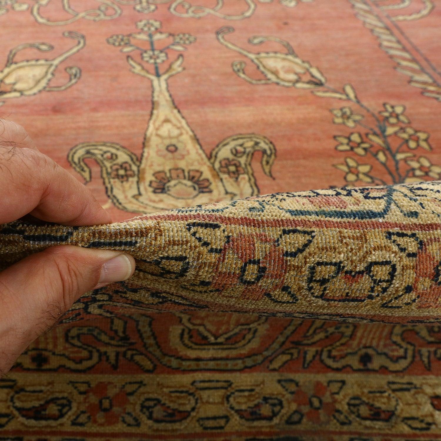 Tapis ancien Lavar Kerman en laine et coton 17'3 x 11'3
 
 Détails clés :
 Pile : Laine
 Fondation : Coton
 Origine : Lavar Kerman
 Design/One
 Âge approximatif : plus de 100 ans
 Qualité (KPI) : 300
 Condit : usure régulière
 Dimension : 11'3 x
