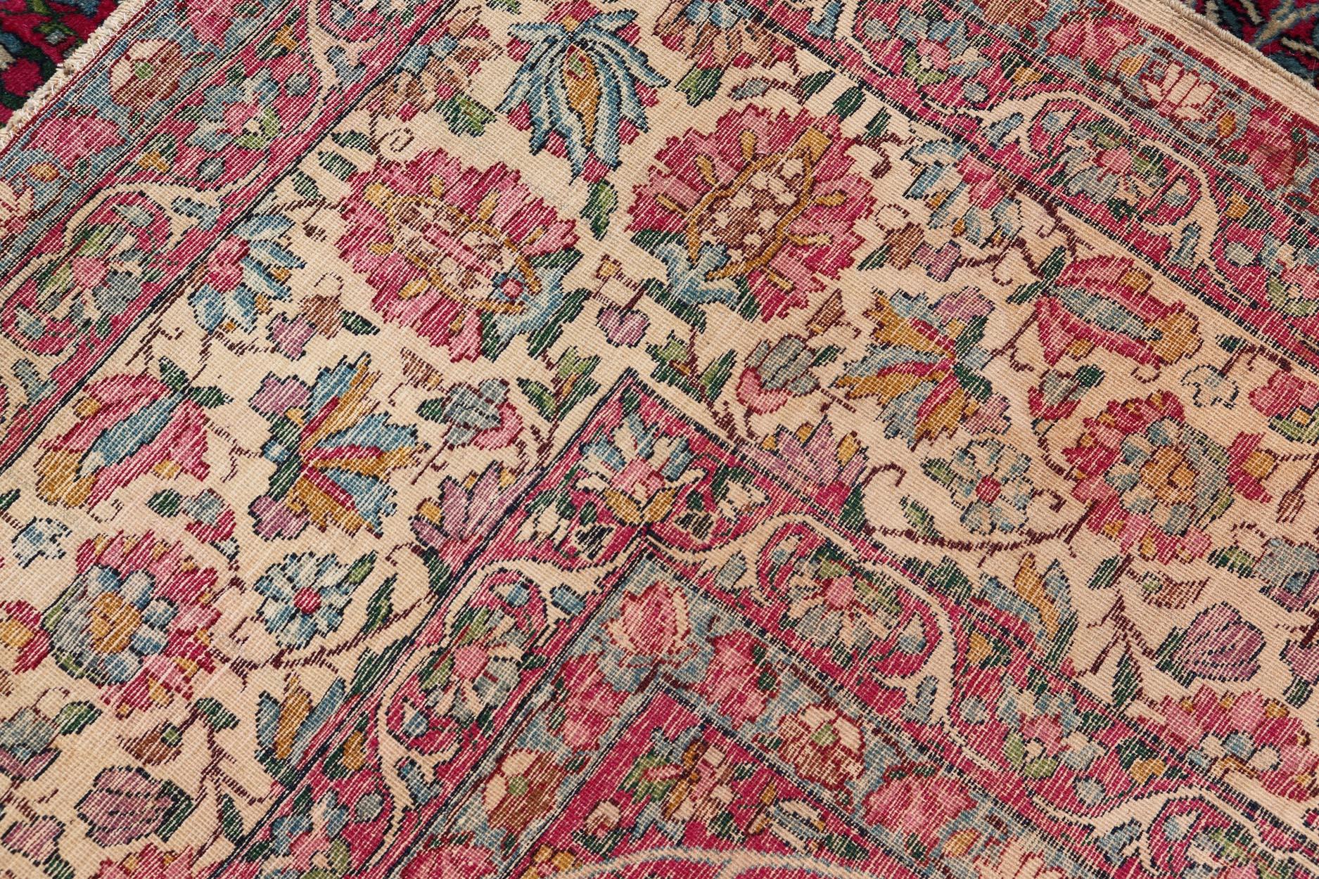 Tapis persan ancien Lavar Kerman magenta à motifs floraux sur toute sa surface en vente 5