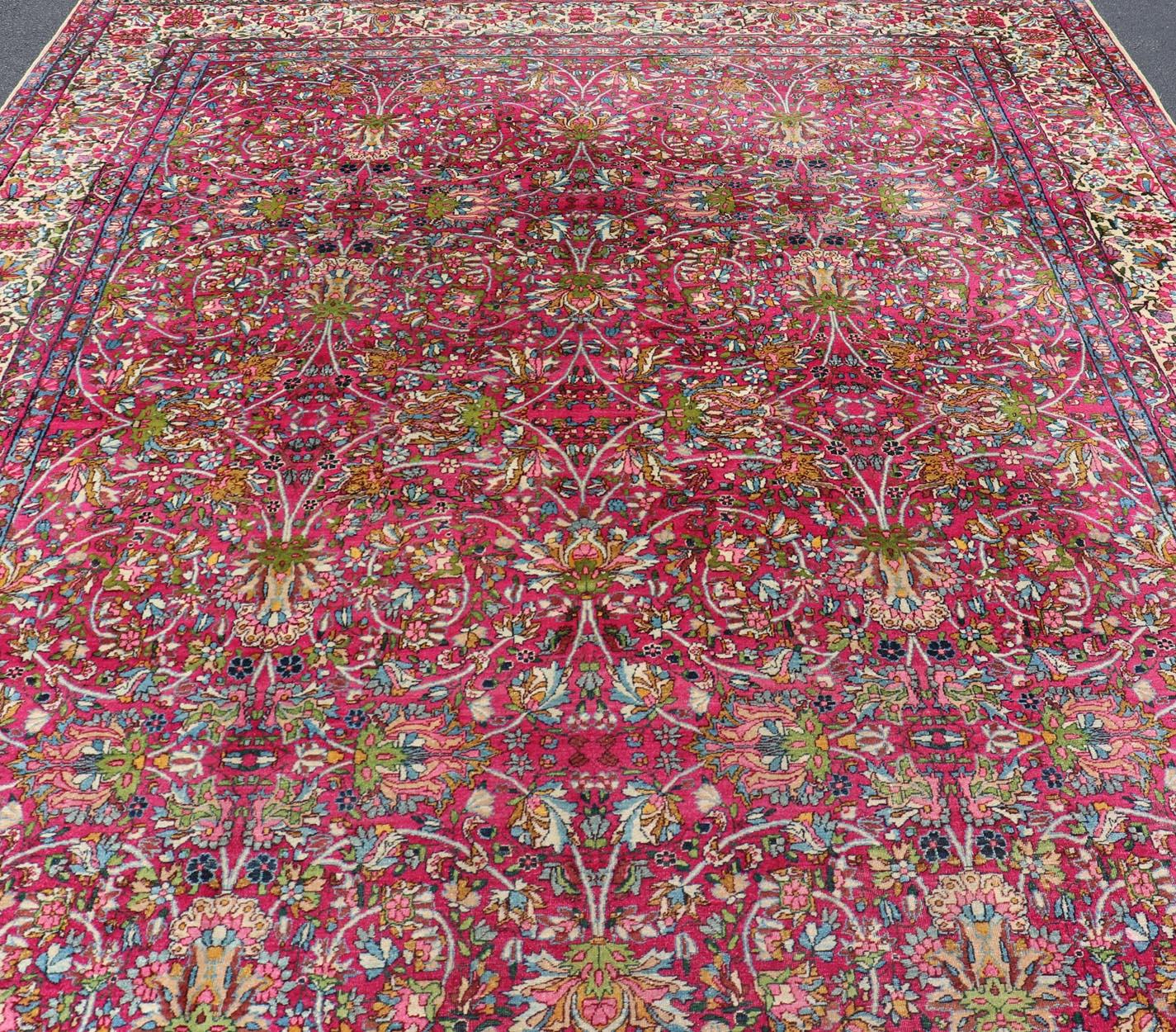 Kirman Tapis persan ancien Lavar Kerman magenta à motifs floraux sur toute sa surface en vente