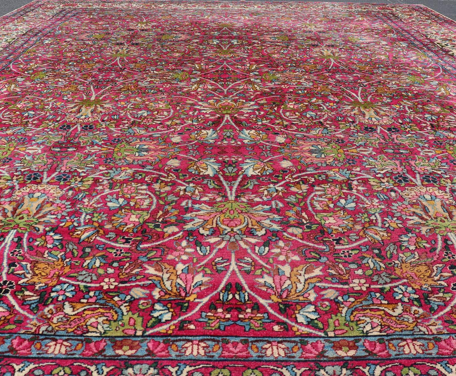 Perse Tapis persan ancien Lavar Kerman magenta à motifs floraux sur toute sa surface en vente