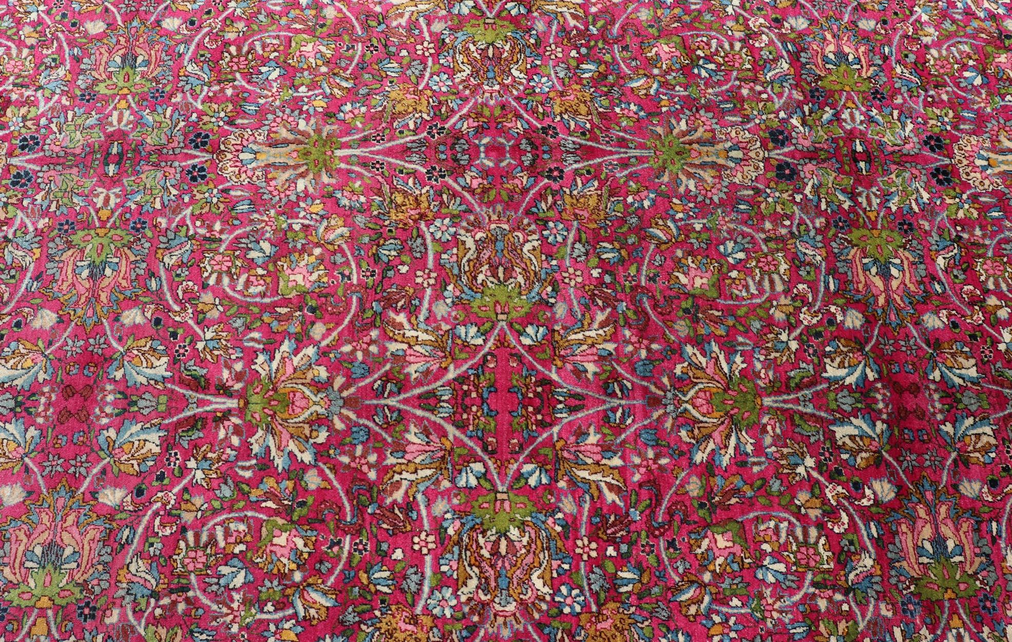 Noué à la main Tapis persan ancien Lavar Kerman magenta à motifs floraux sur toute sa surface en vente