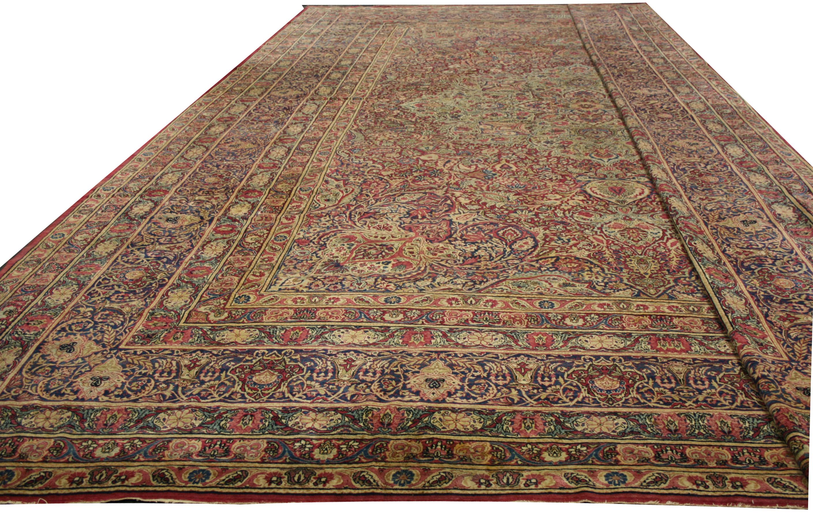 The detail in this rug is true testament to the artistic merits of Lavar rugs. The central floral medallion, centered by a deeper colored element, is enclosed in an intricate floral design. The main border is itself enclosed in multiple smaller