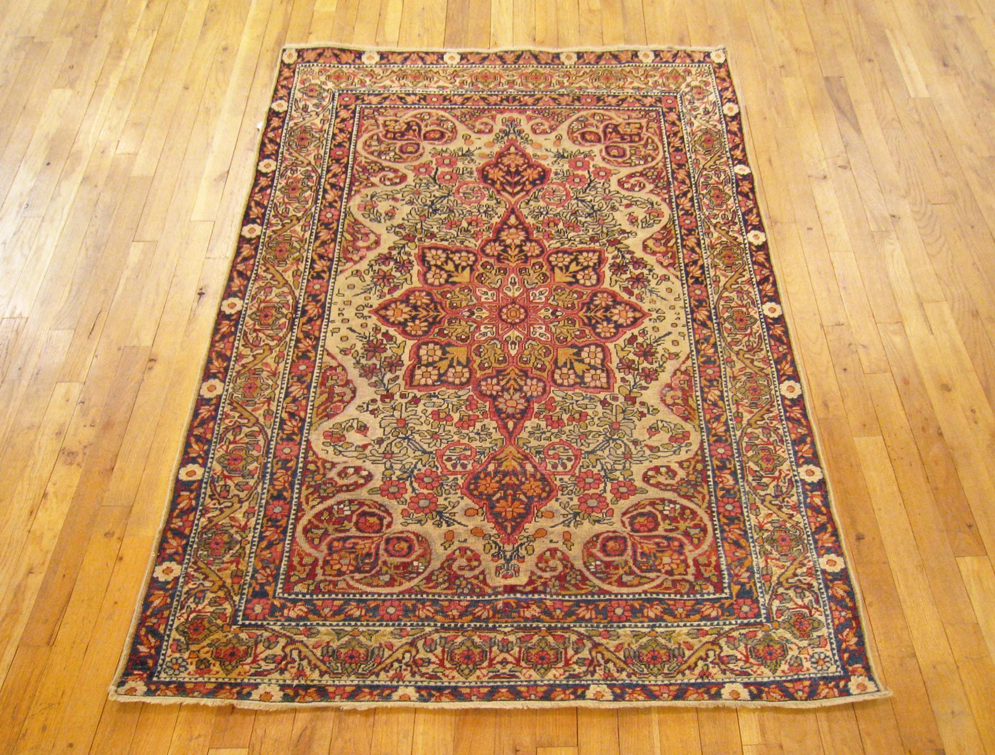 Tapis d'Orient persan antique Lavar, de petite taille, circa 1900

Tapis d'Orient persan ancien de type Lavar, dimensions : 5'7