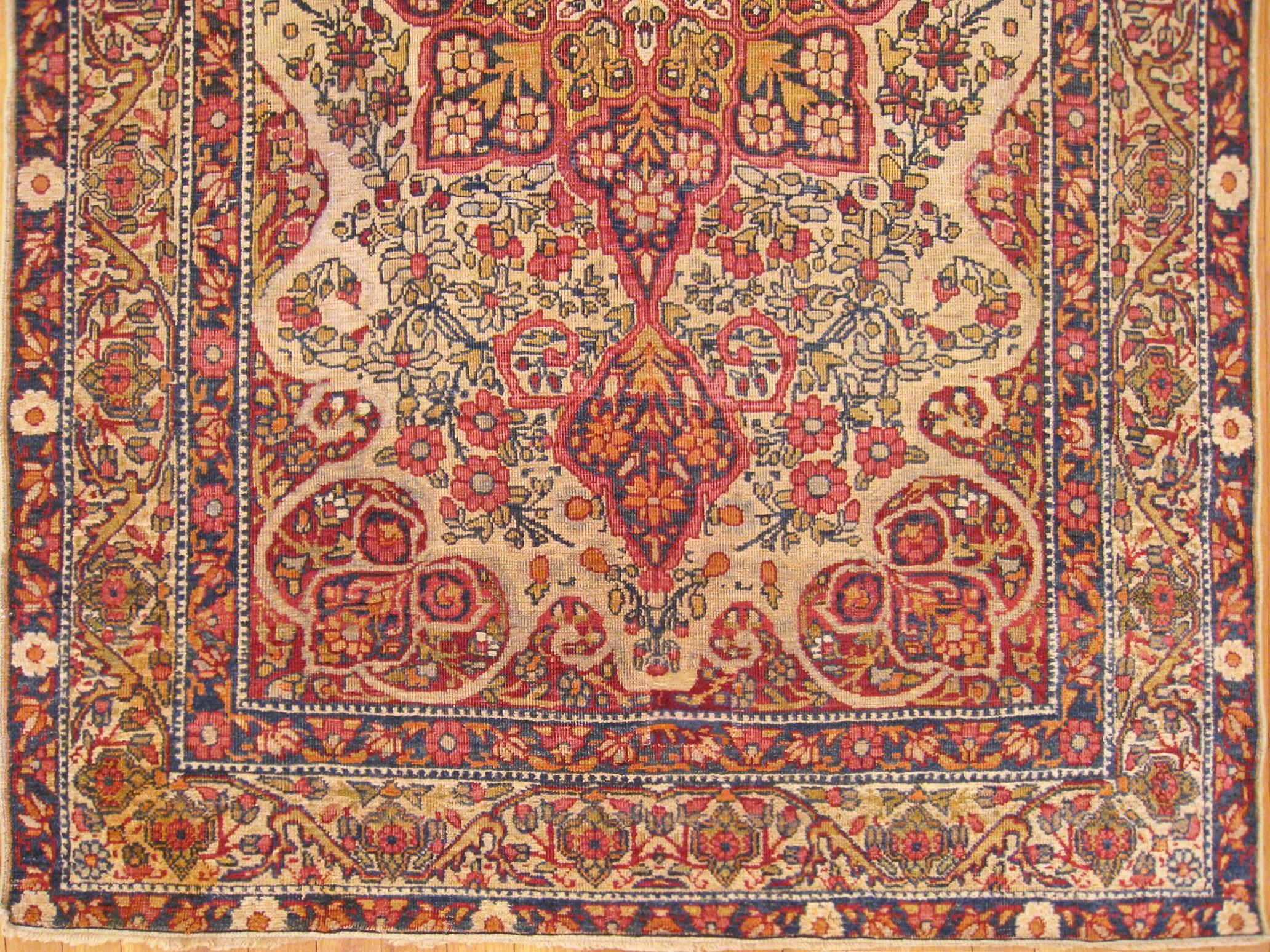 Perse Tapis persan ancien Lavar Oriental, de petite taille, avec mdaillon central en vente