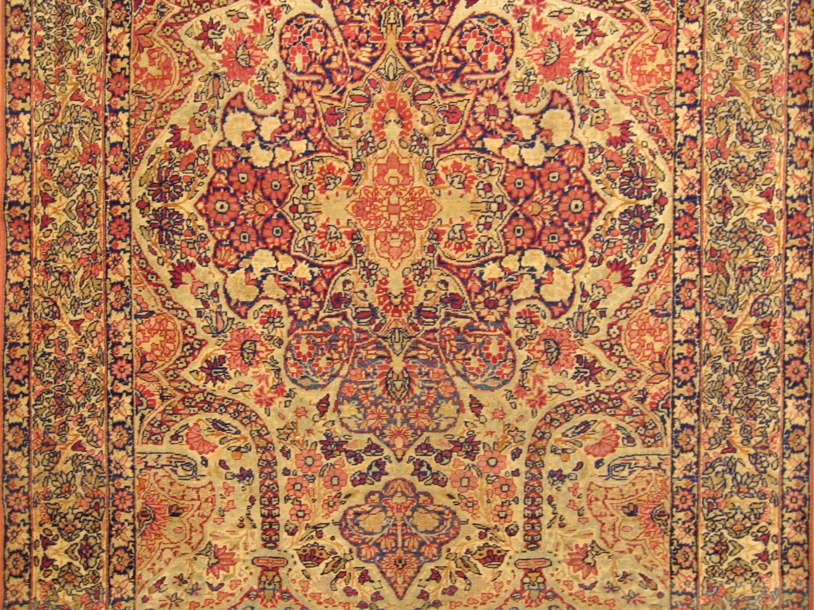 Alfombra Persa Antigua Lavar Oriental, de Tamaño Pequeño, con Medallón Central en Bueno estado para la venta en New York, NY