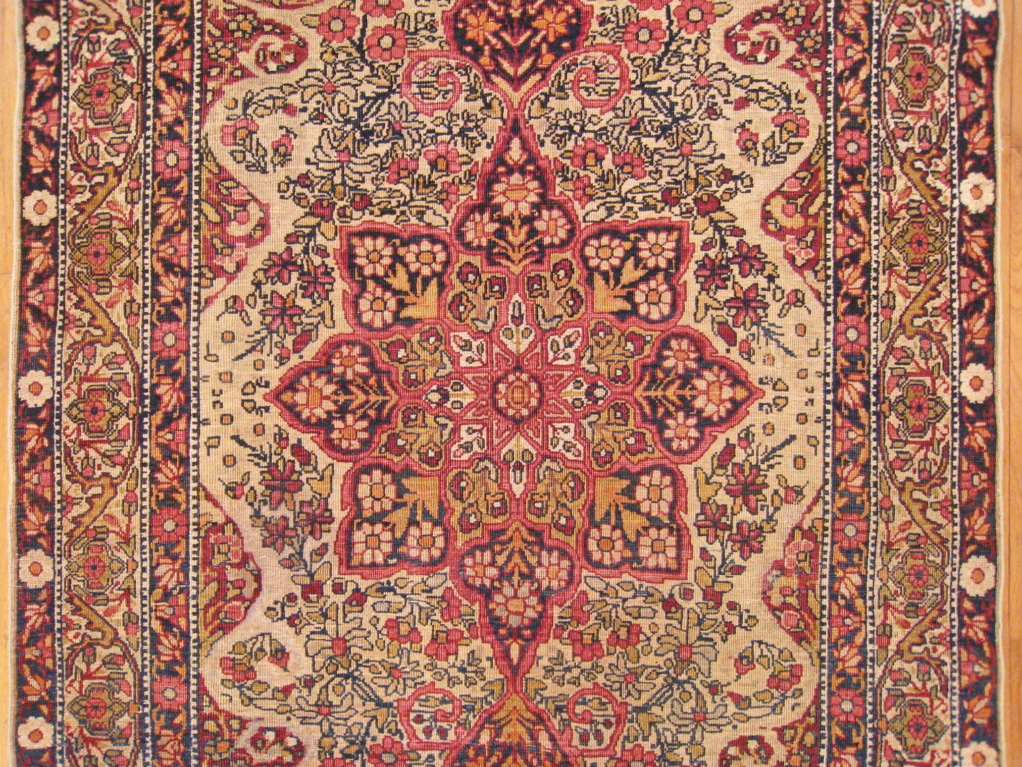 Noué à la main Tapis persan ancien Lavar Oriental, de petite taille, avec mdaillon central en vente