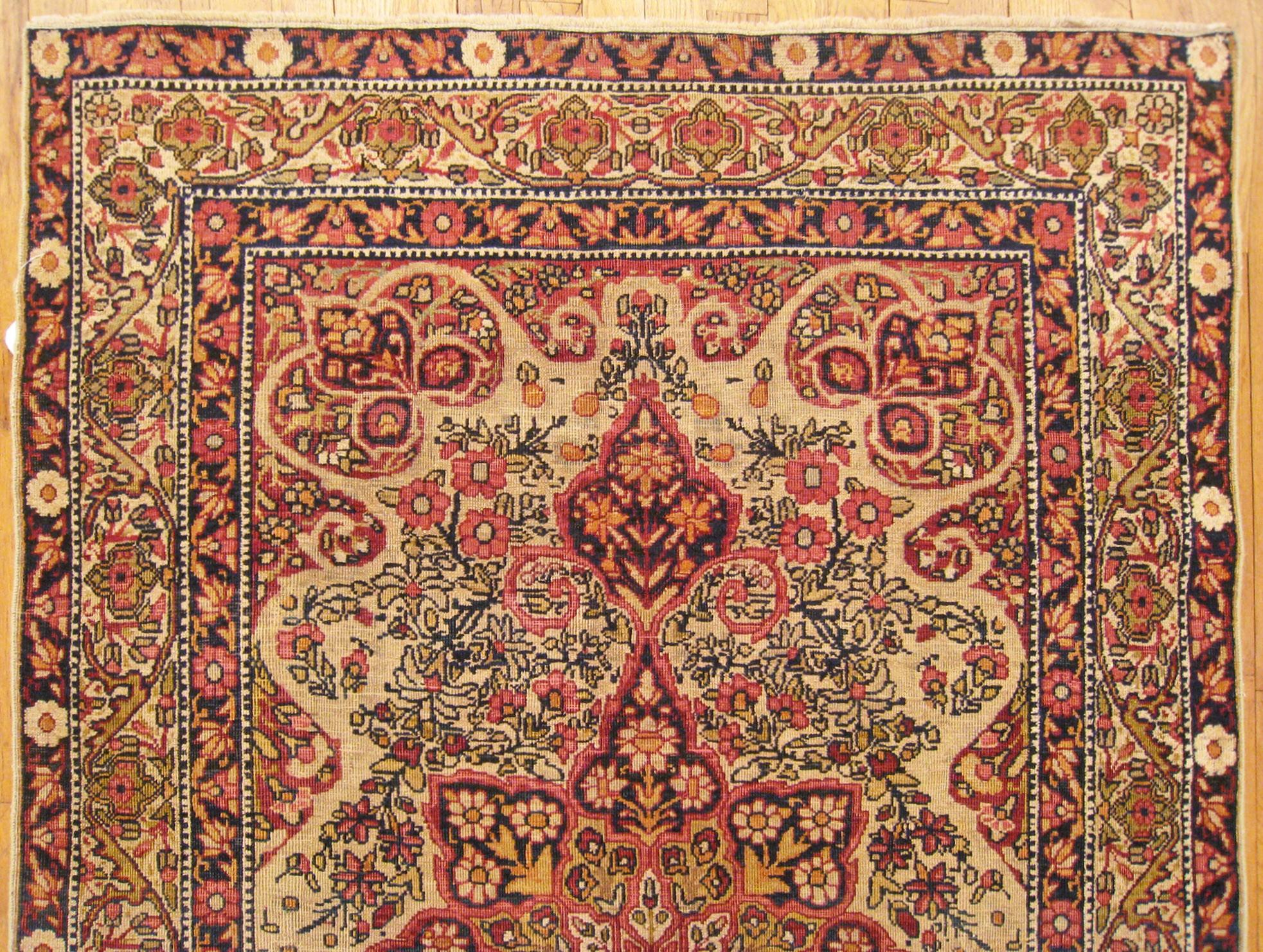 Tapis persan ancien Lavar Oriental, de petite taille, avec mdaillon central Bon état - En vente à New York, NY