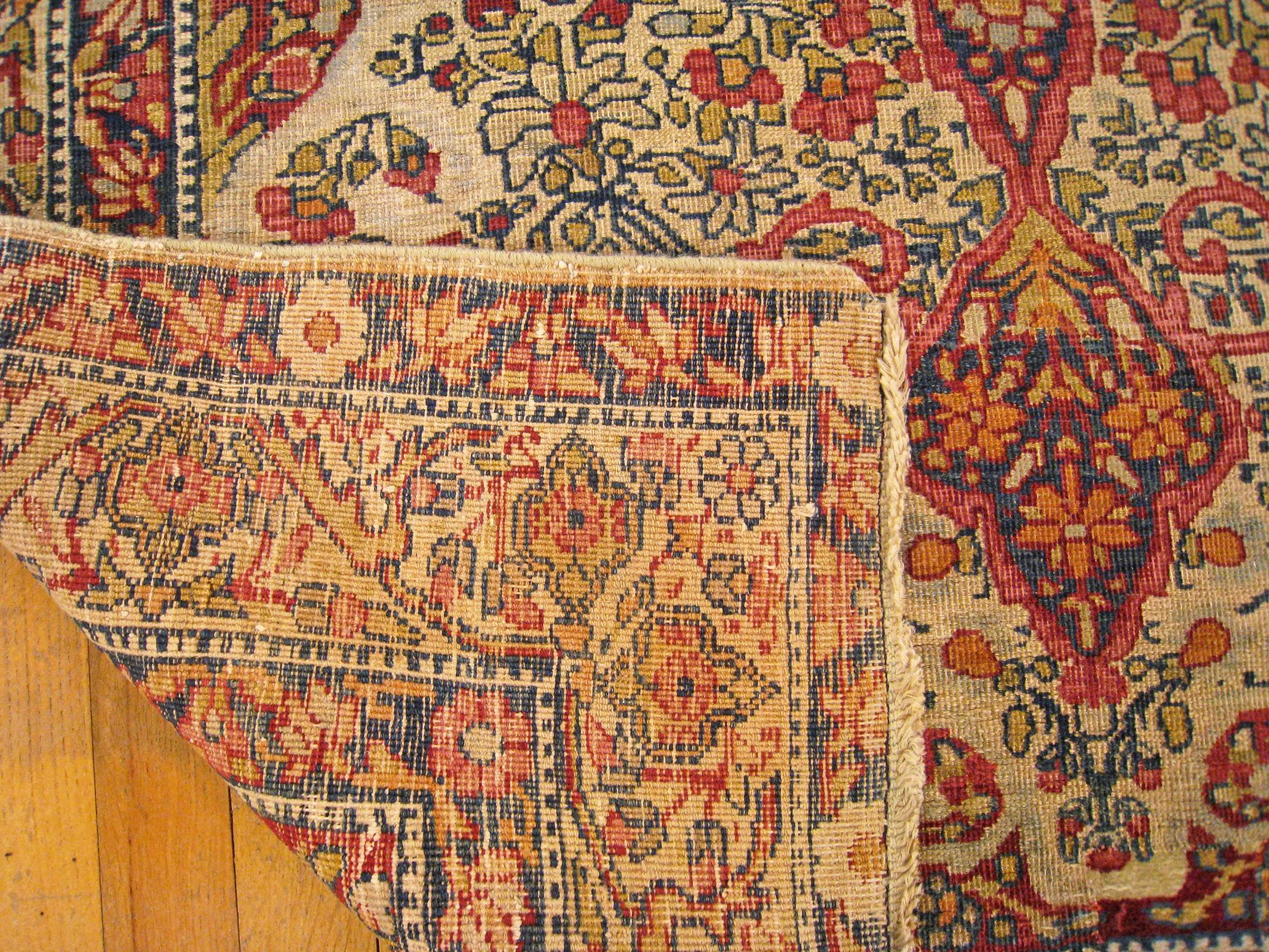 Début du 20ème siècle Tapis persan ancien Lavar Oriental, de petite taille, avec mdaillon central en vente