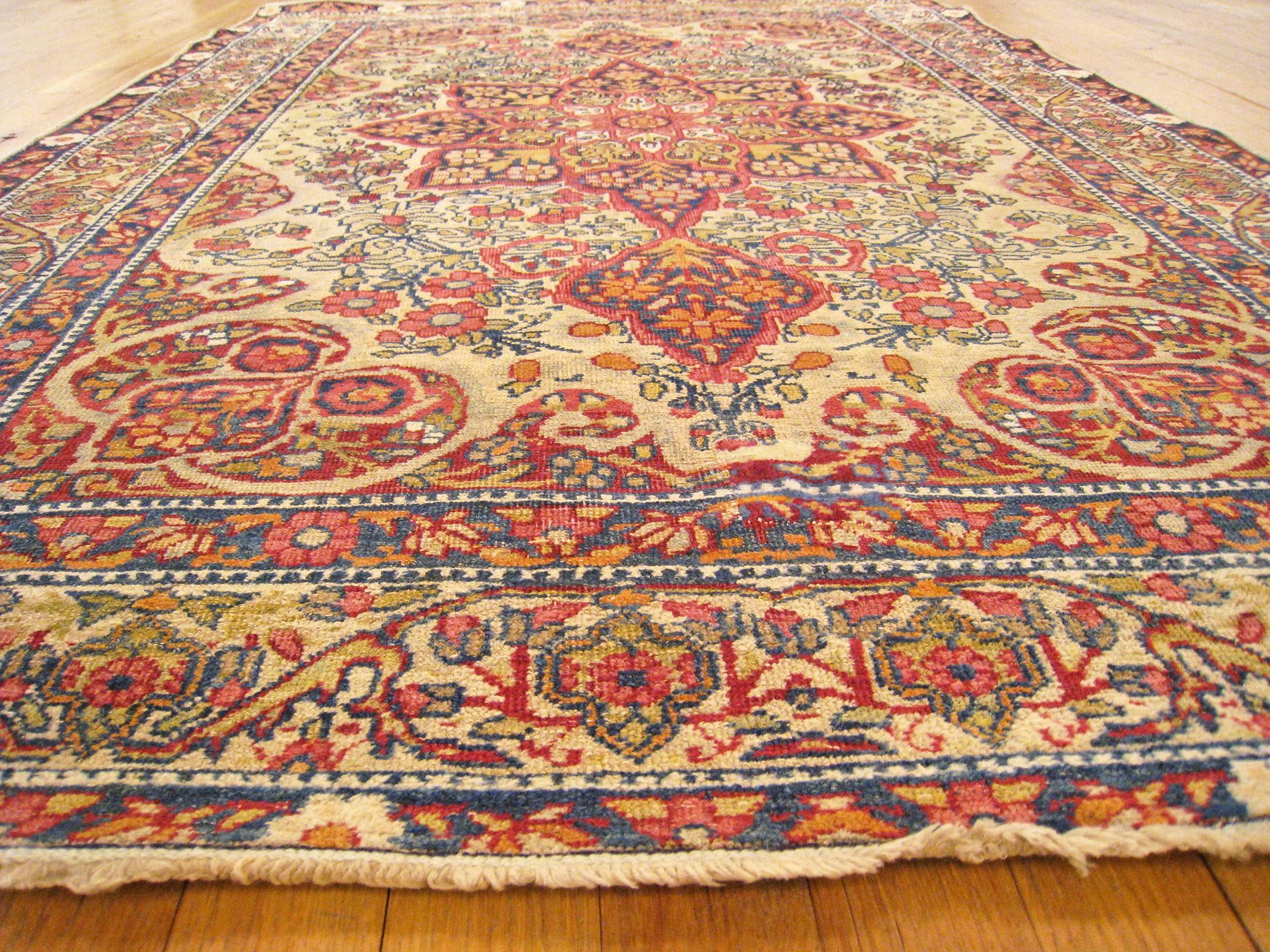 Laine Tapis persan ancien Lavar Oriental, de petite taille, avec mdaillon central en vente