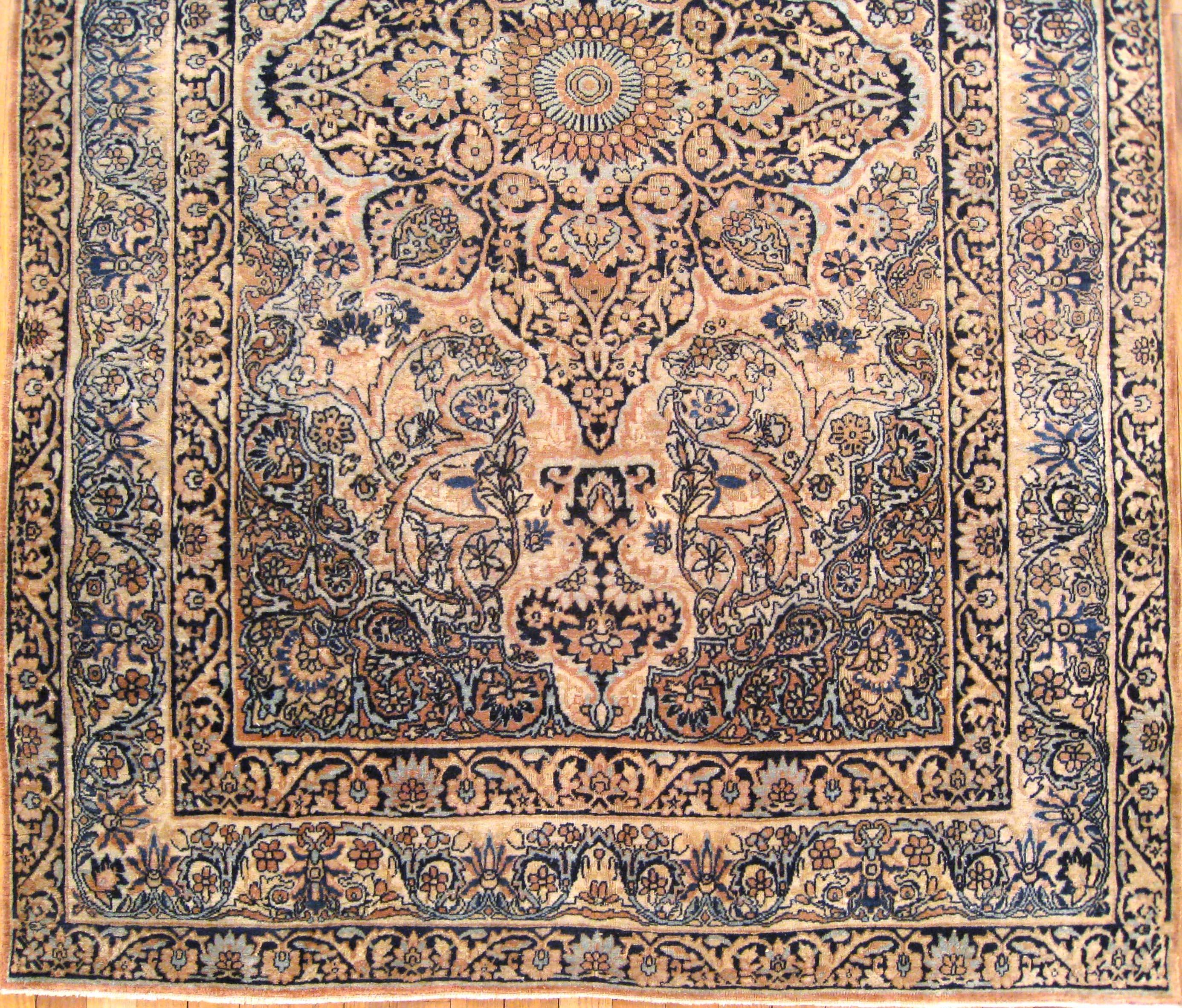 Perse Tapis persan ancien Lavar Oriental, de petite taille, avec médaillon et motif d'angle en vente