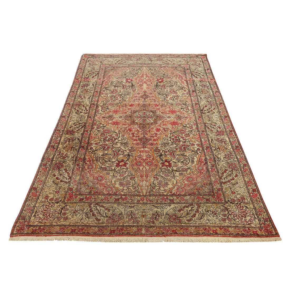 Qu'ils soient utilisés comme pièce maîtresse dans un salon, comme complément douillet dans une chambre à coucher ou comme accent sophistiqué dans un bureau, les tapis Lavar rehaussent l'attrait esthétique de n'importe quelle pièce. Leurs designs