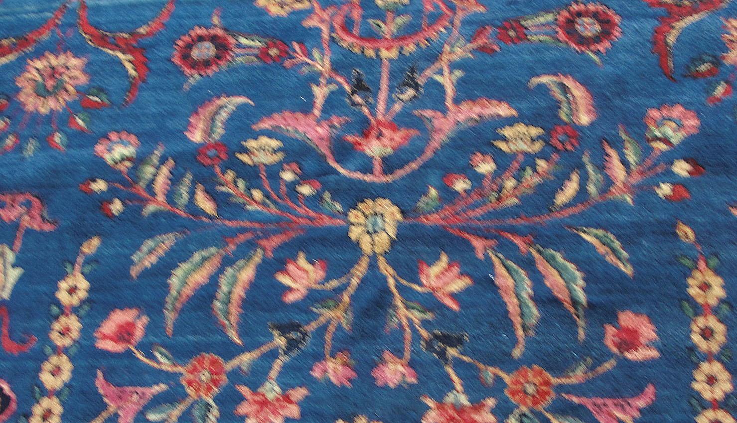 Antiker persischer Kerman-Schnitzer-Teppich in erstaunlicher Farbe (Kirman) im Angebot