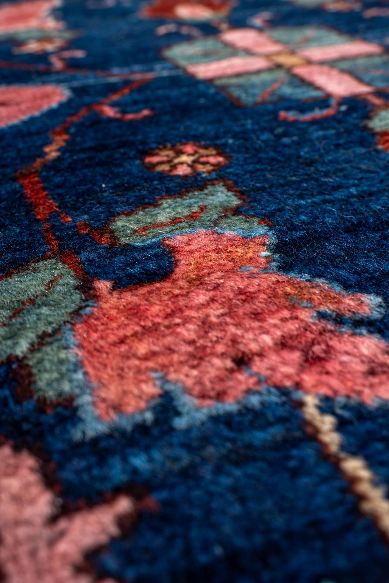 Alfombra persa antigua Lilian en Bueno estado para la venta en New York, NY