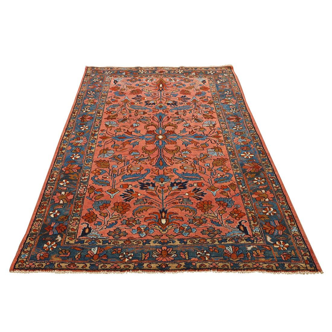 I tappeti Lilian sono un tipo di tappeto persiano, tradizionalmente tessuto in Iran, noto per la sua raffinata lavorazione, i disegni intricati e la struttura resistente. Questi tappeti sono tipicamente caratterizzati da una trama liscia e piatta e