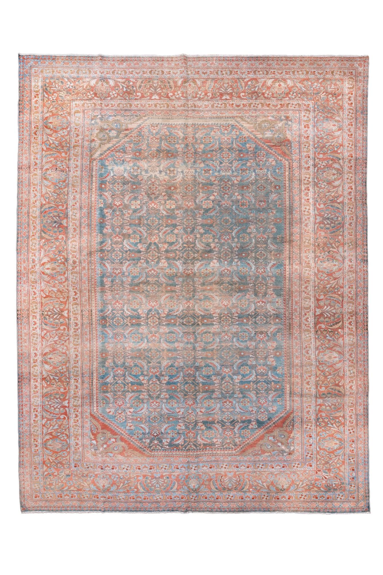Ce tapis antique Eleg, tissé vers 1920 en Perse occidentale, présente un élégant motif floral.
Le motif en médaillon est encadré par une riche bordure de vignes et de palmettes stylisées. La palette
Les tons bleu ciel, corail et ivoire se mélangent
