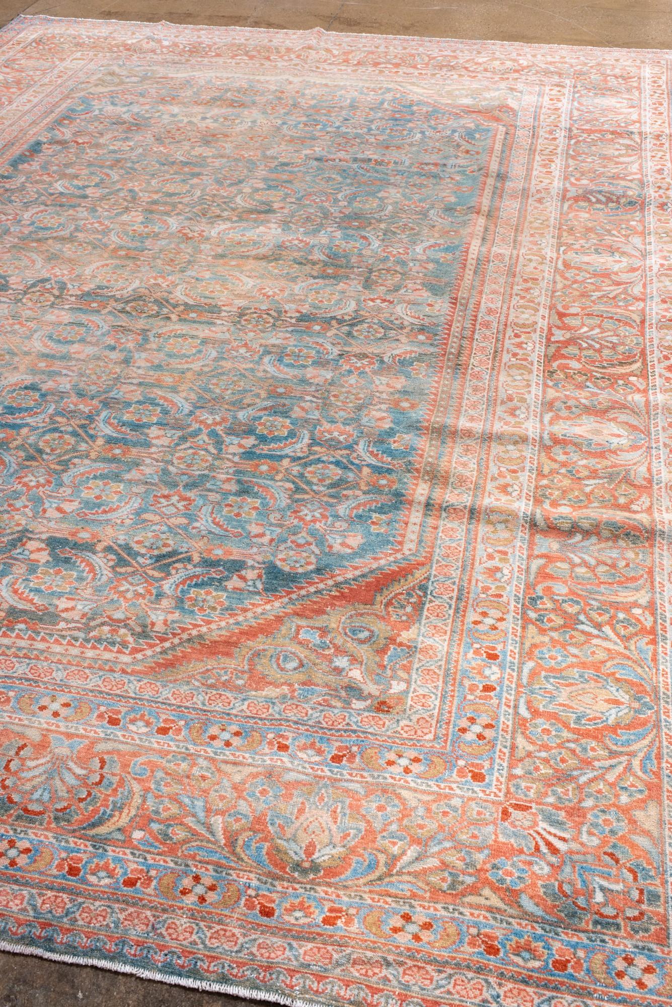 Perse Ancien tapis persan Lilian à motifs de médaillons floraux dans les tons corail et bleu ciel en vente