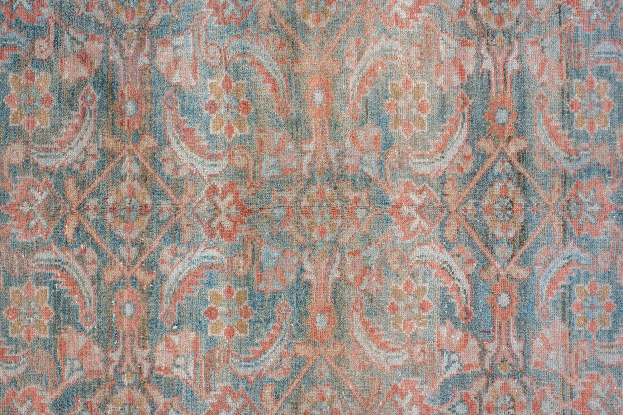 Noué à la main Ancien tapis persan Lilian à motifs de médaillons floraux dans les tons corail et bleu ciel en vente