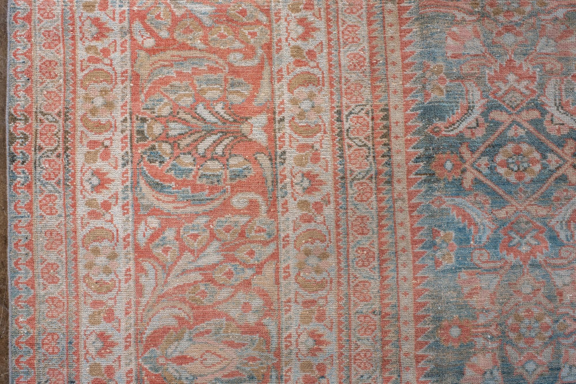 Ancien tapis persan Lilian à motifs de médaillons floraux dans les tons corail et bleu ciel Bon état - En vente à New York, NY