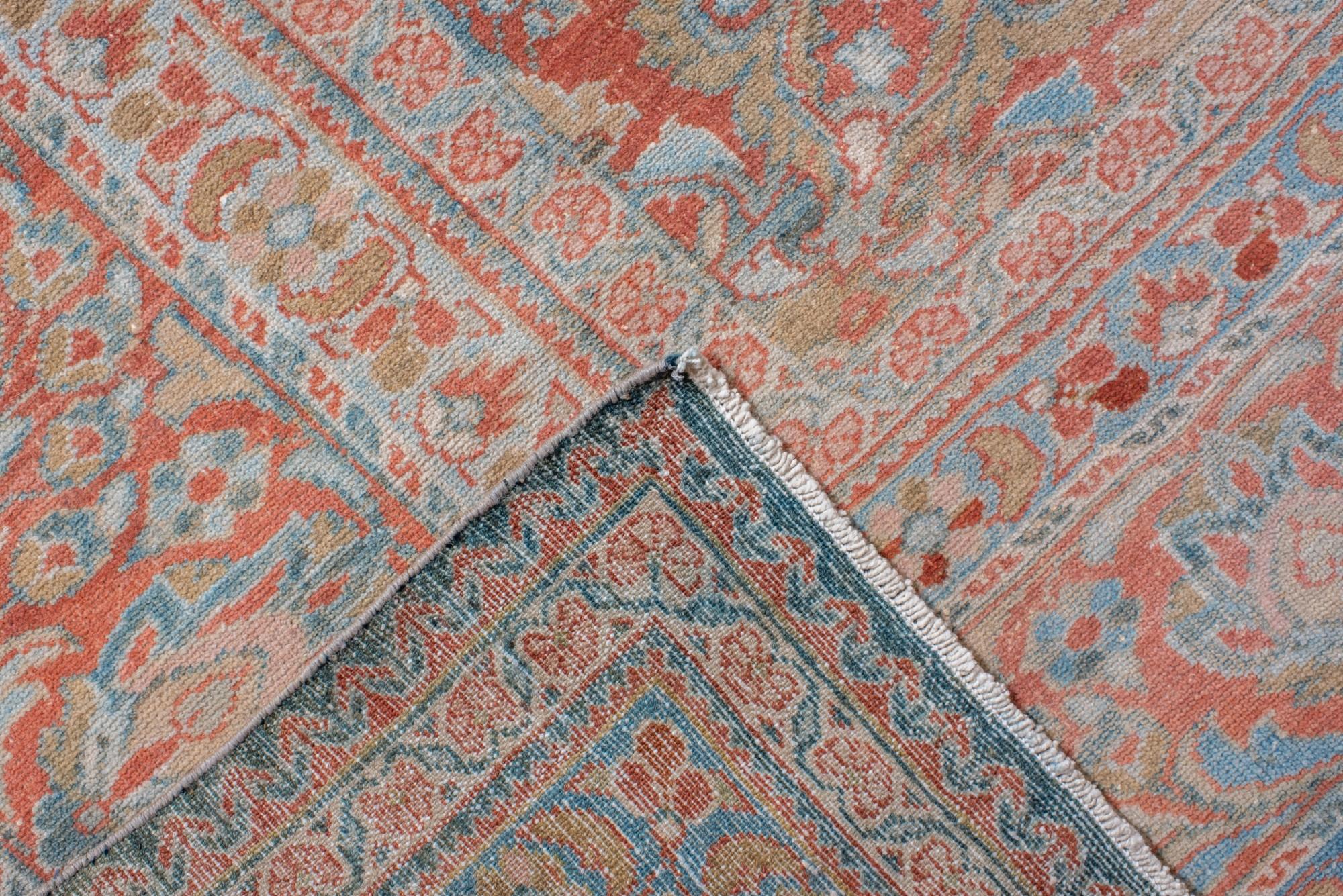 20ième siècle Ancien tapis persan Lilian à motifs de médaillons floraux dans les tons corail et bleu ciel en vente