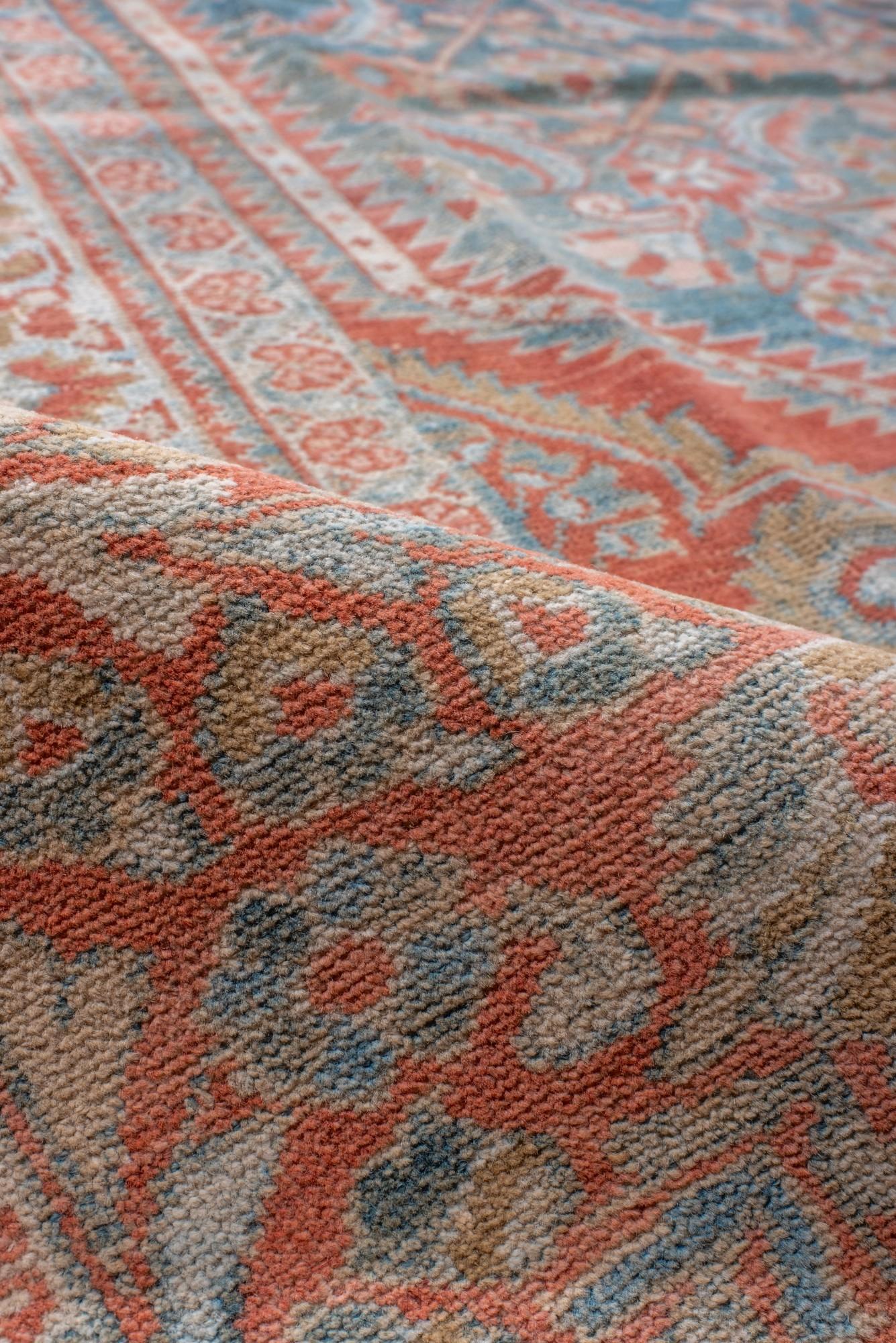 Laine Ancien tapis persan Lilian à motifs de médaillons floraux dans les tons corail et bleu ciel en vente