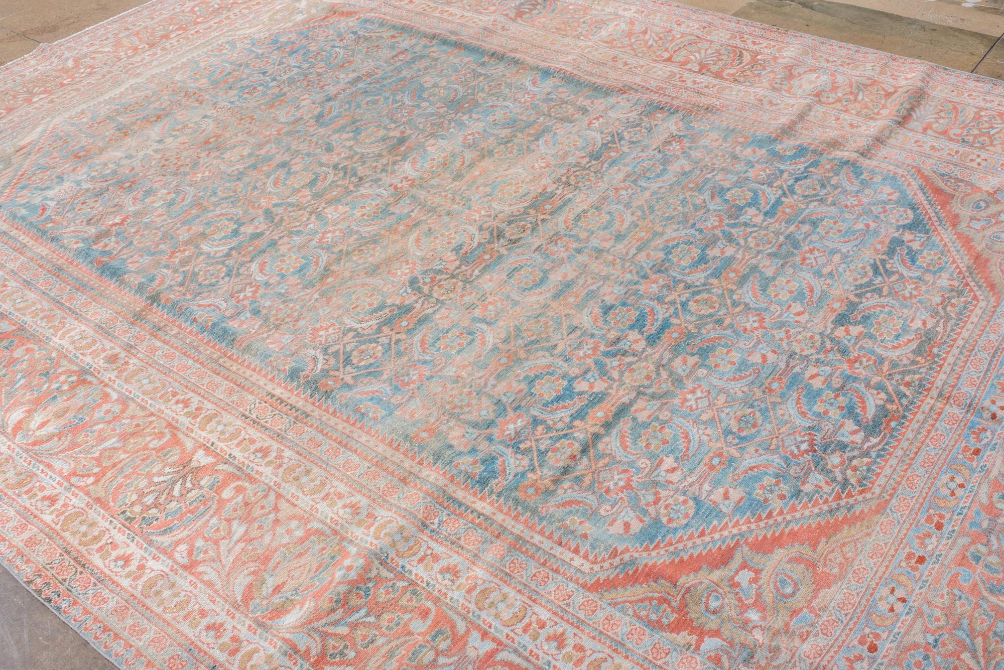 Ancien tapis persan Lilian à motifs de médaillons floraux dans les tons corail et bleu ciel en vente 1