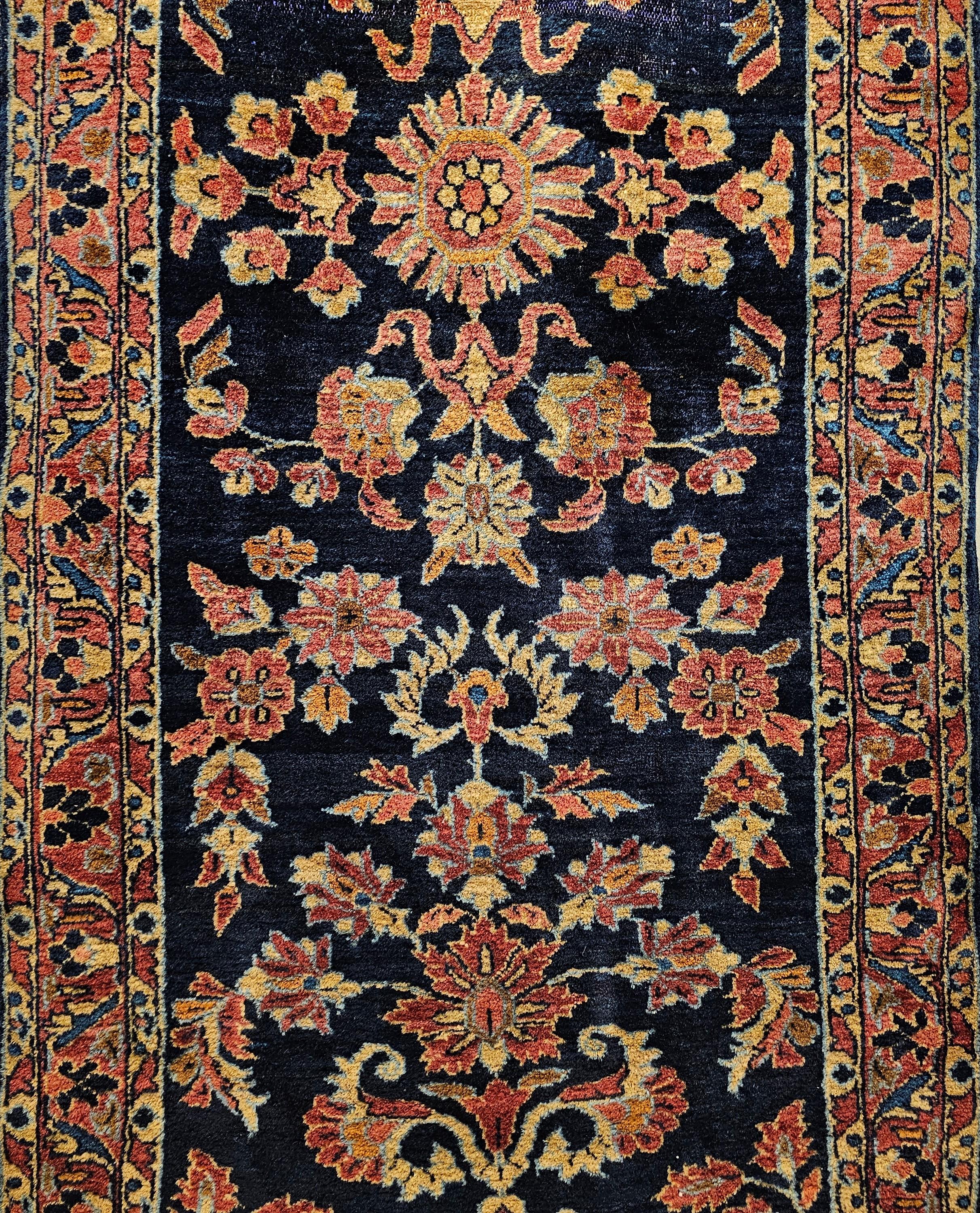 Perse Tapis de couloir persan vintage Lilian à motifs floraux en bleu marine et rose abrash en vente