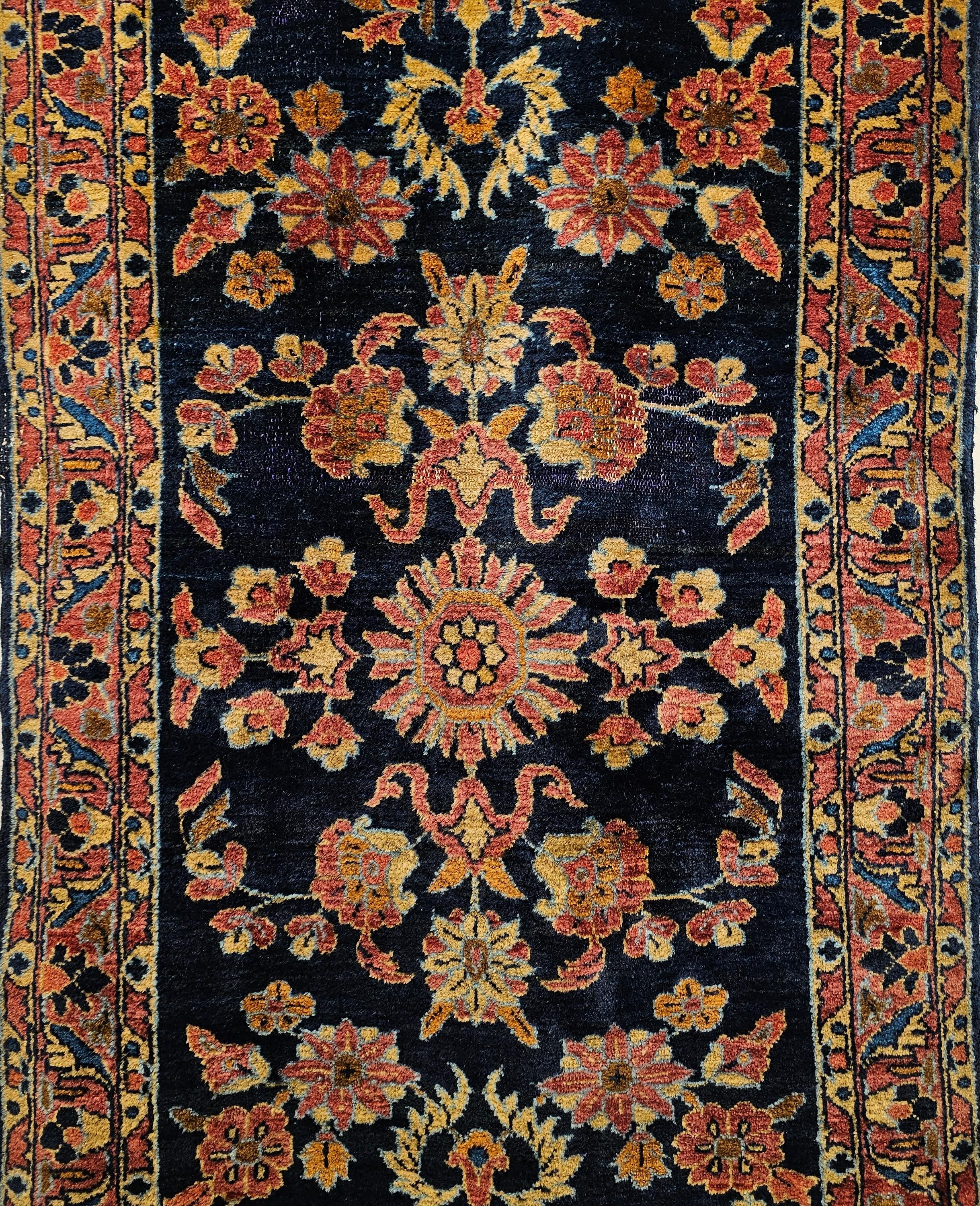 Teinture végétale Tapis de couloir persan vintage Lilian à motifs floraux en bleu marine et rose abrash en vente