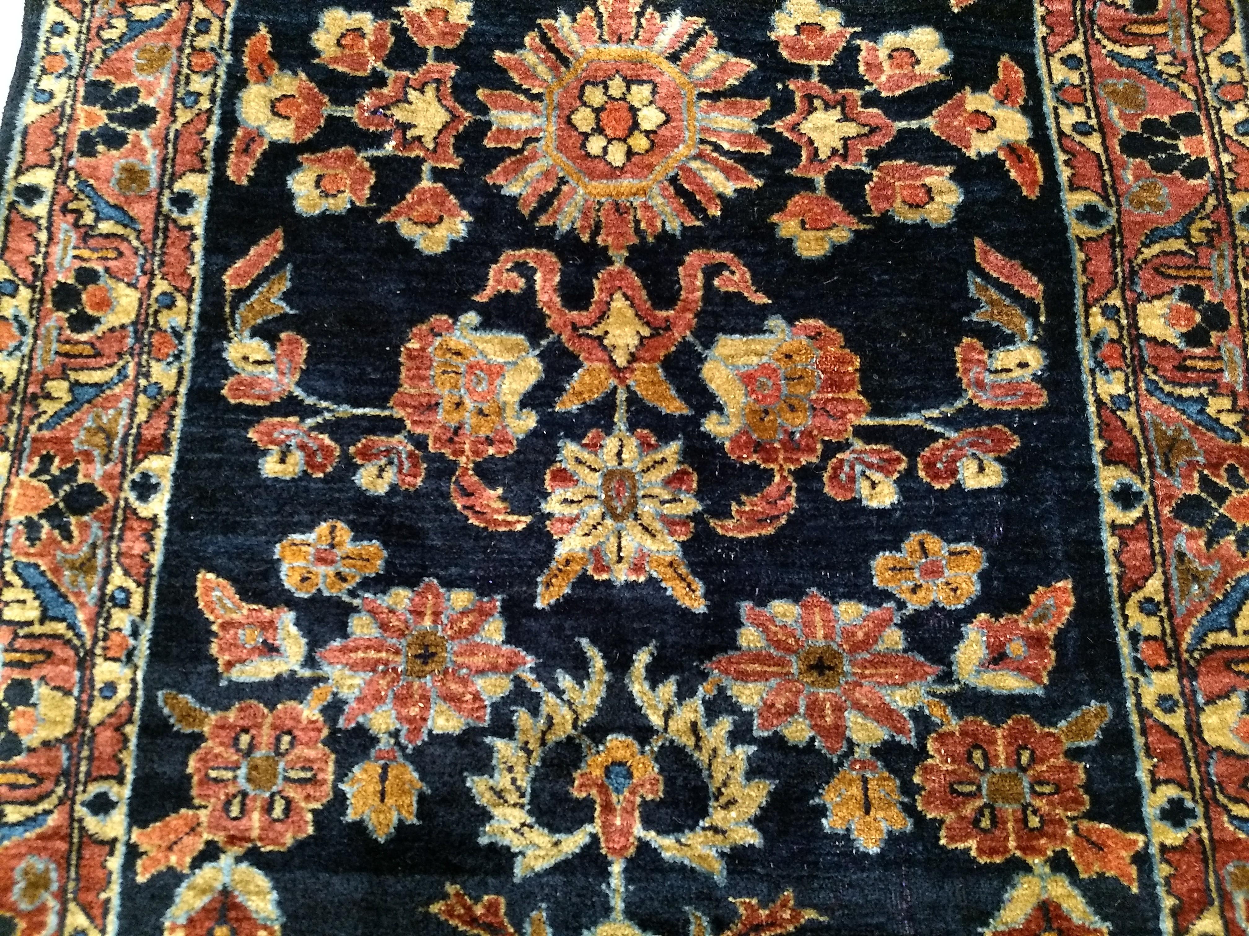 Laine Tapis de couloir persan vintage Lilian à motifs floraux en bleu marine et rose abrash en vente