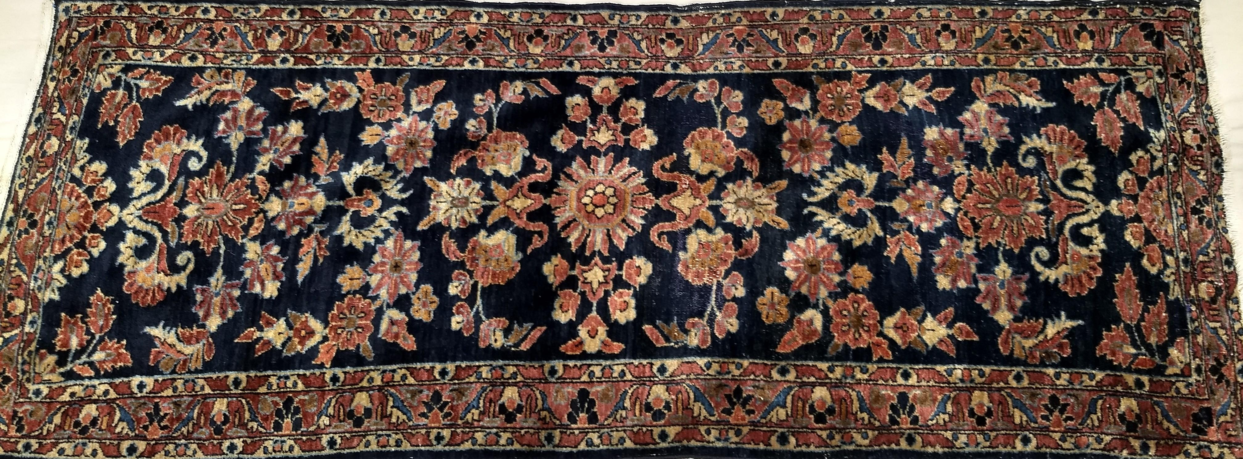 Tapis de couloir persan vintage Lilian à motifs floraux en bleu marine et rose abrash en vente 2