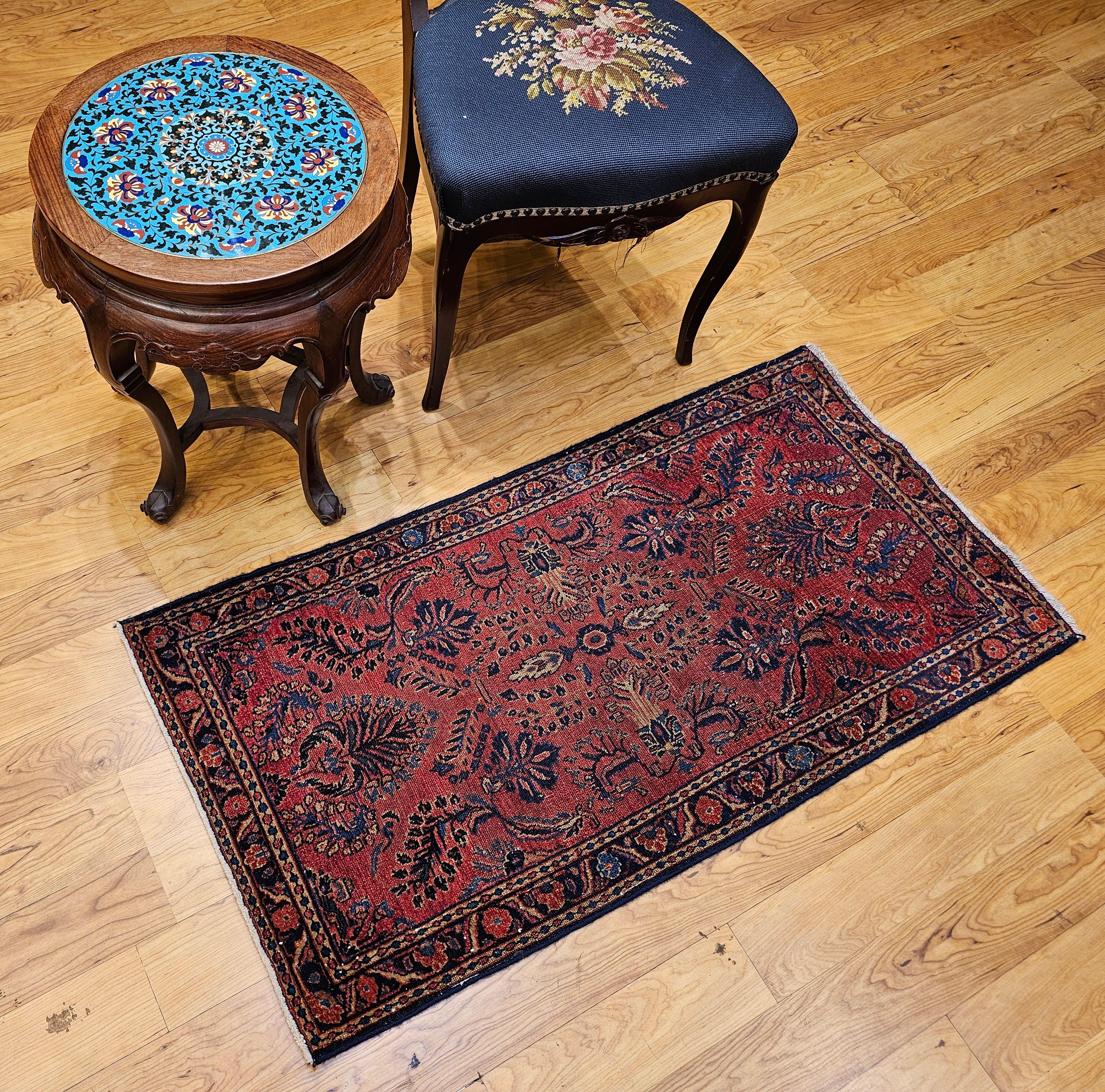 Tappeto antico persiano Lilian Sarouk nei colori rosso, blu e blu. in vendita 3