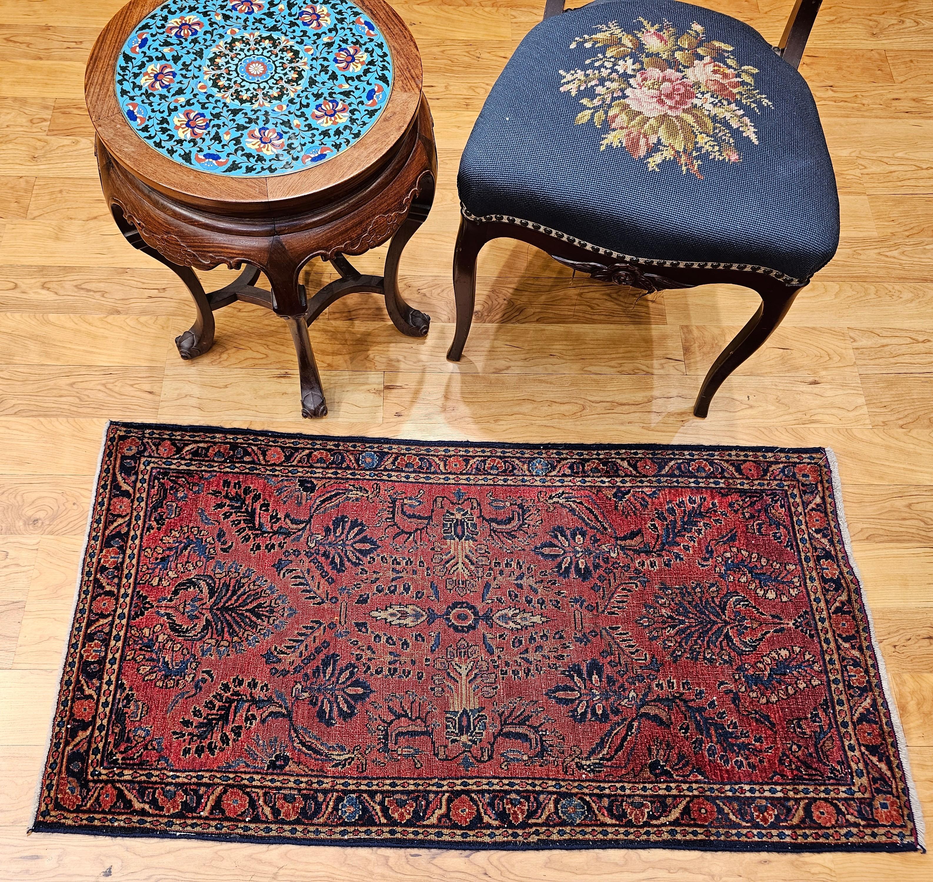 Tappeto antico persiano Lilian Sarouk nei colori rosso, blu e blu. in vendita 4