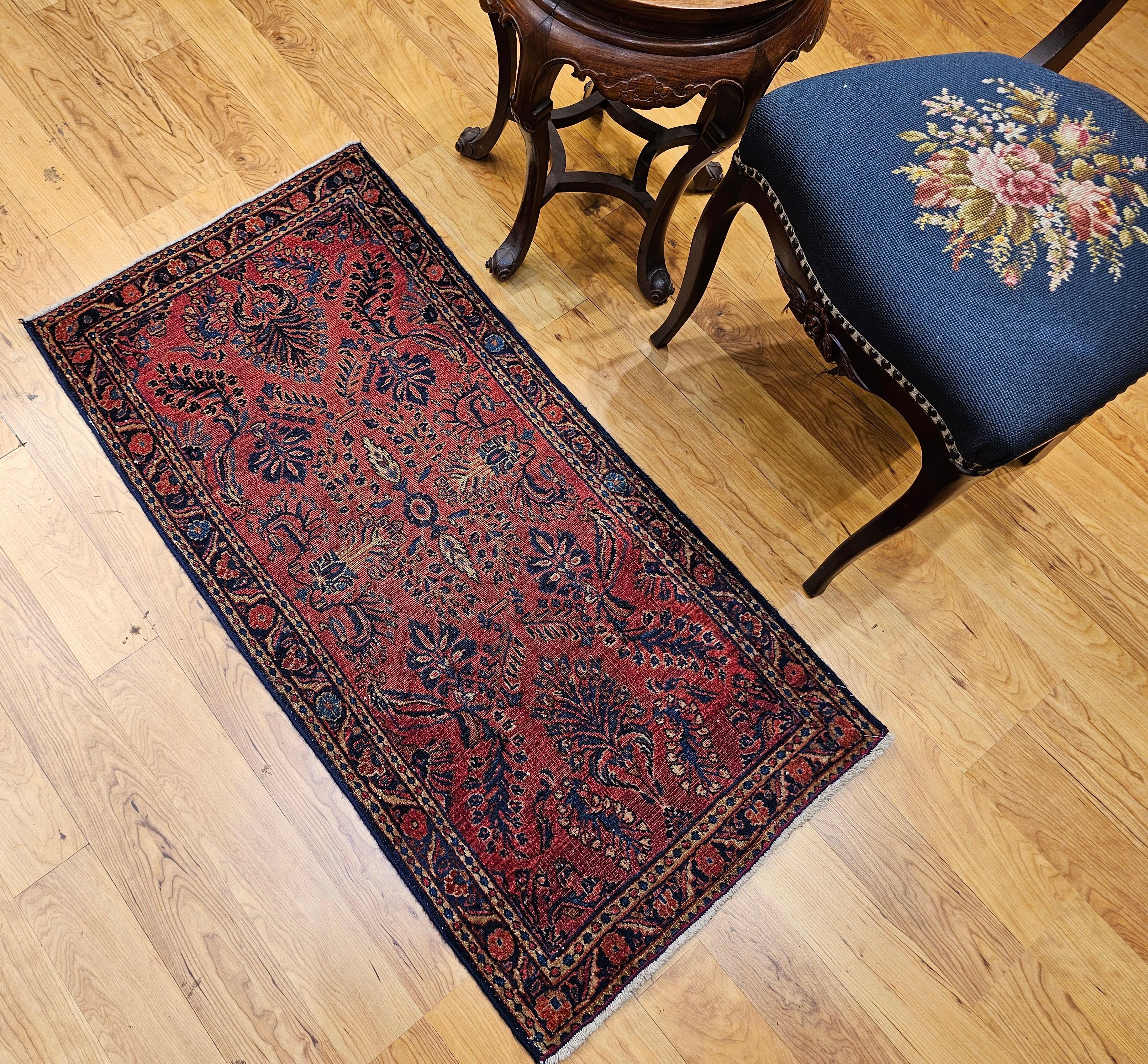 Tappeto antico persiano Lilian Sarouk nei colori rosso, blu e blu. in vendita 5