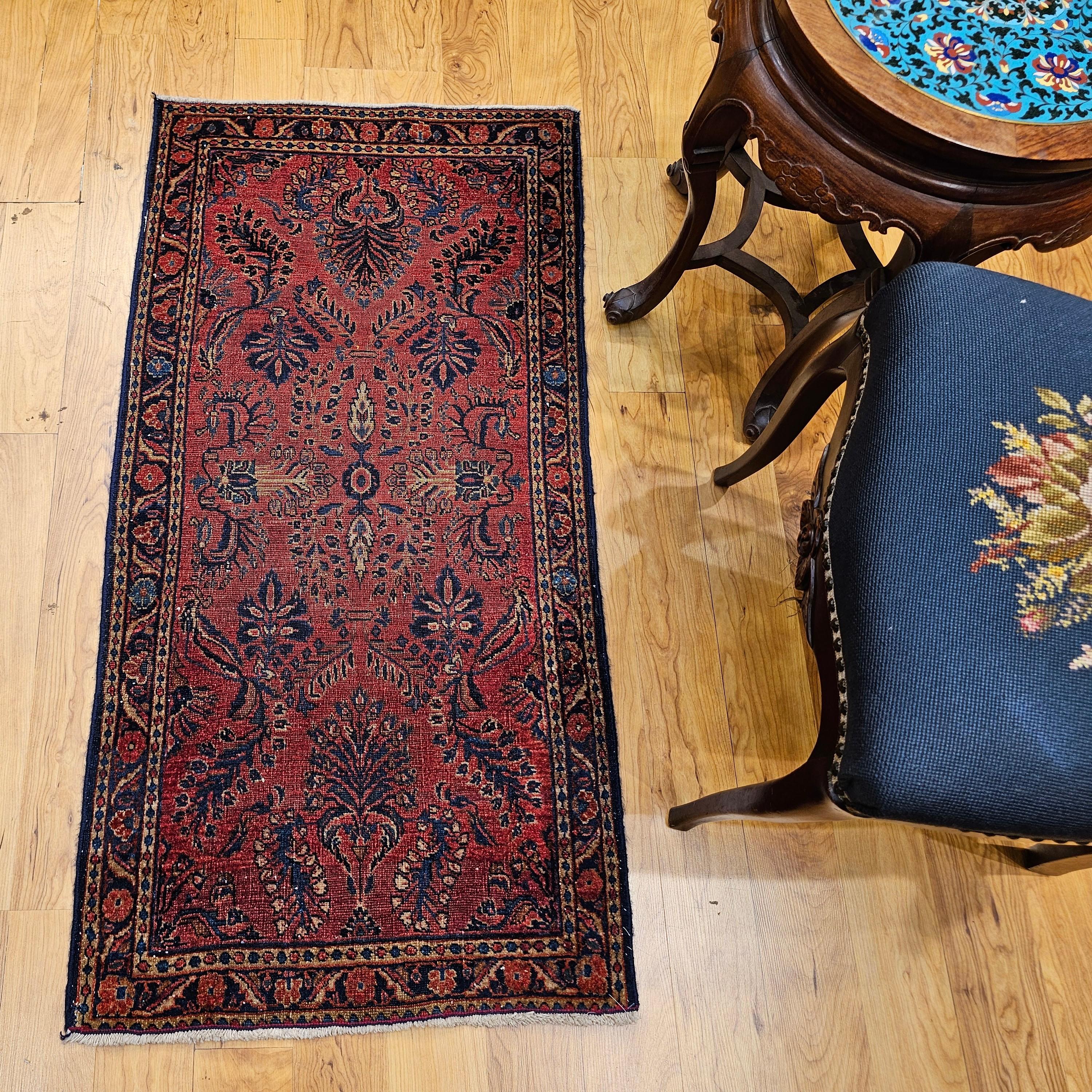 Tappeto antico persiano Lilian Sarouk nei colori rosso, blu e blu. in vendita 6