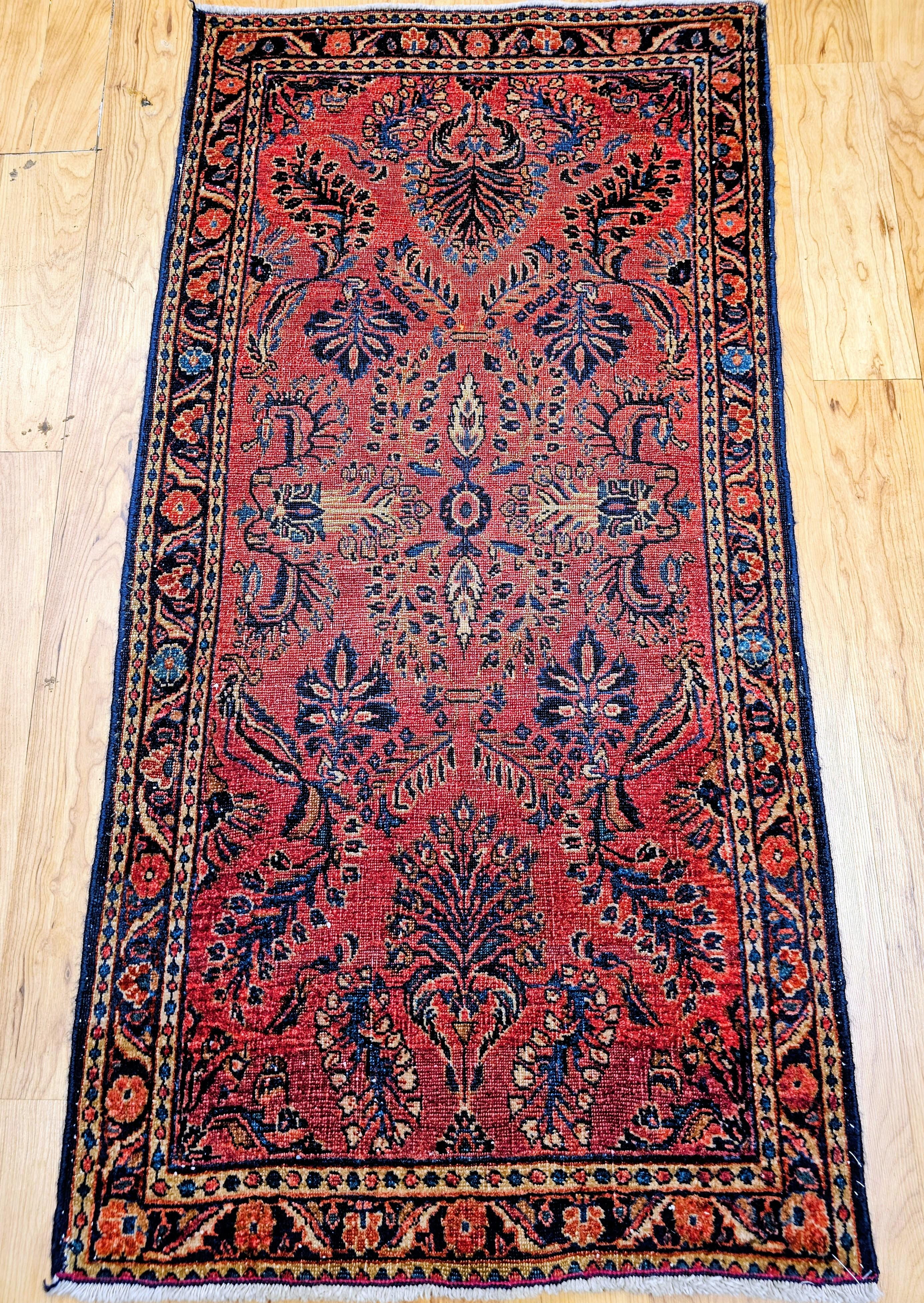 Un bellissimo tappeto antico persiano Lilian Sarouk dei primi anni del 1900, tessuto a mano nella rinomata regione di tessitura della Persia occidentale. Celebre per la sua trama raffinata e la composizione a campo aperto, questo tappeto esemplifica
