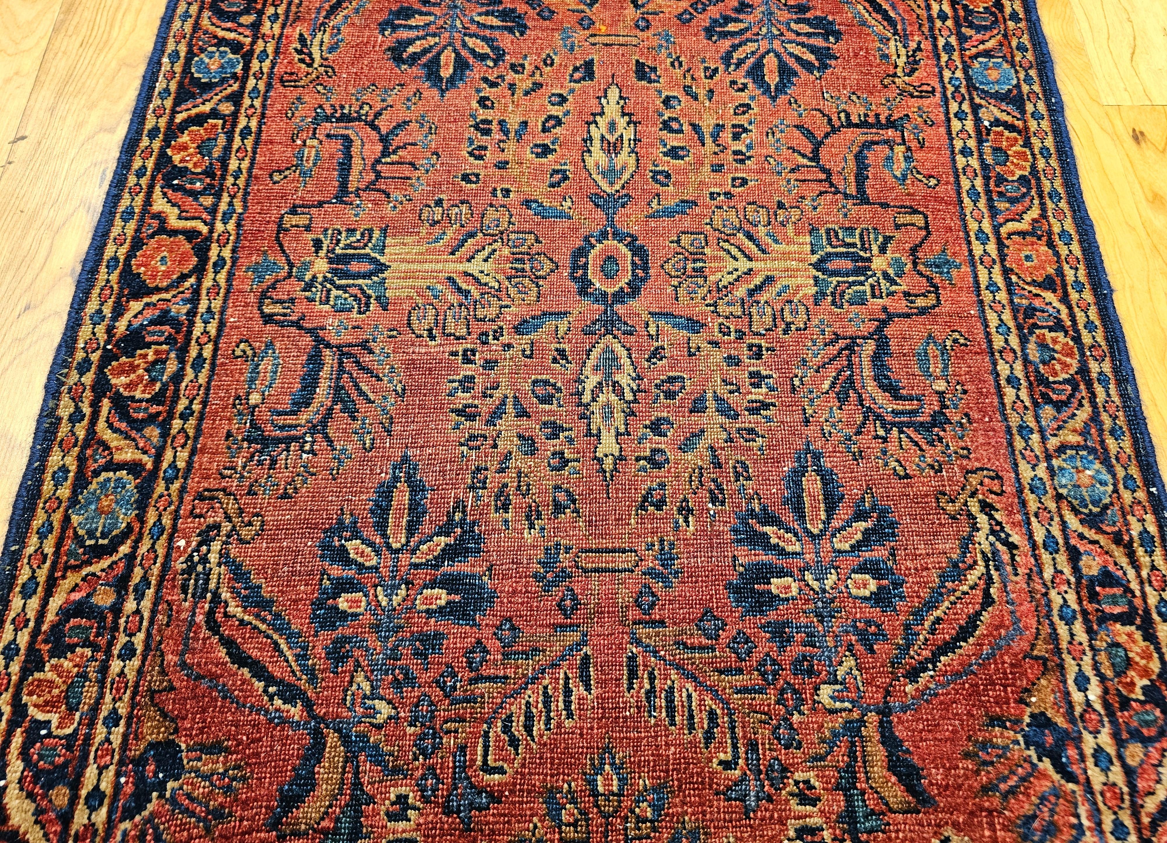 Tintura vegetale Tappeto antico persiano Lilian Sarouk nei colori rosso, blu e blu. in vendita