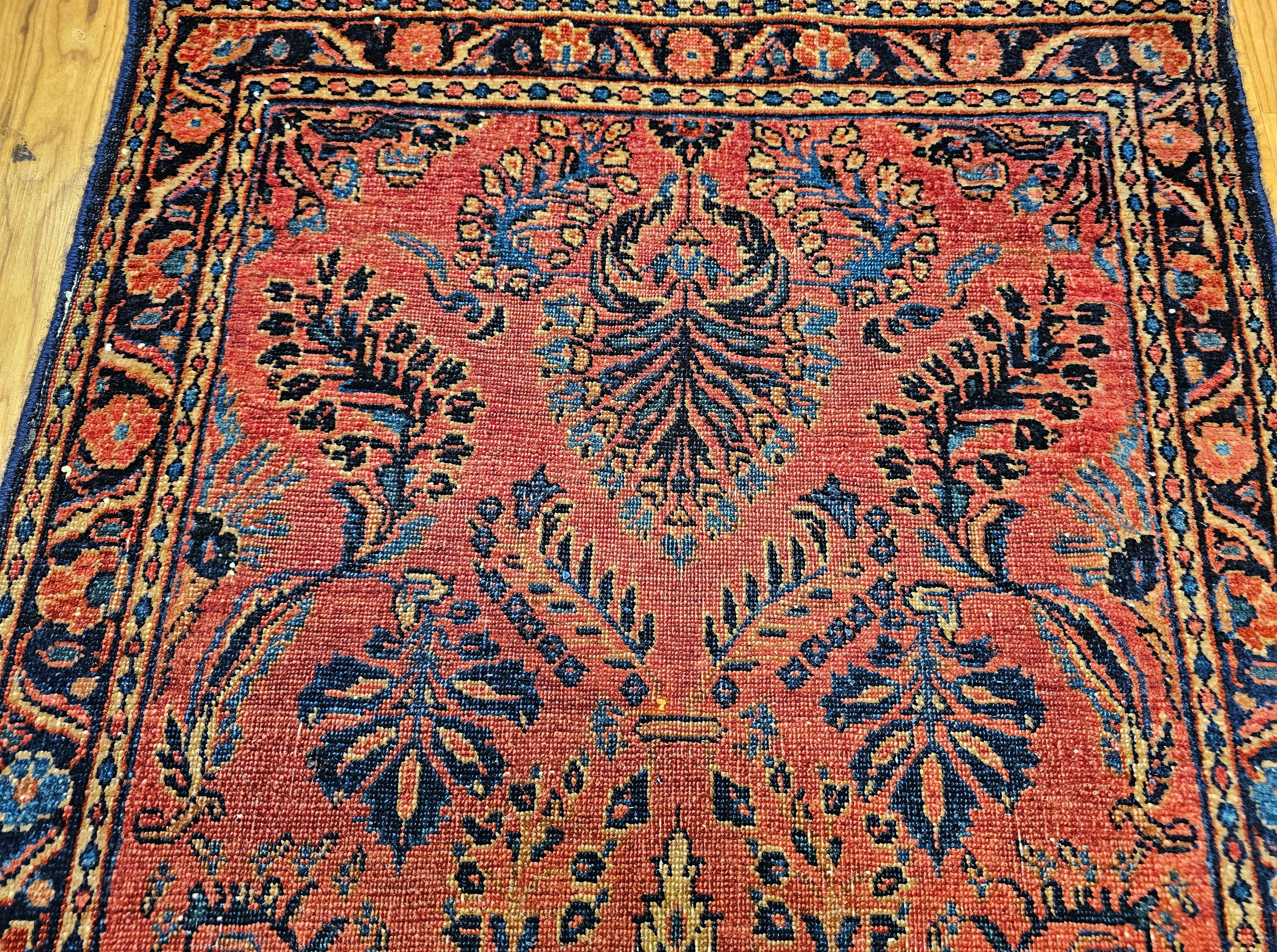 Tappeto antico persiano Lilian Sarouk nei colori rosso, blu e blu. In condizioni buone in vendita a Barrington, IL