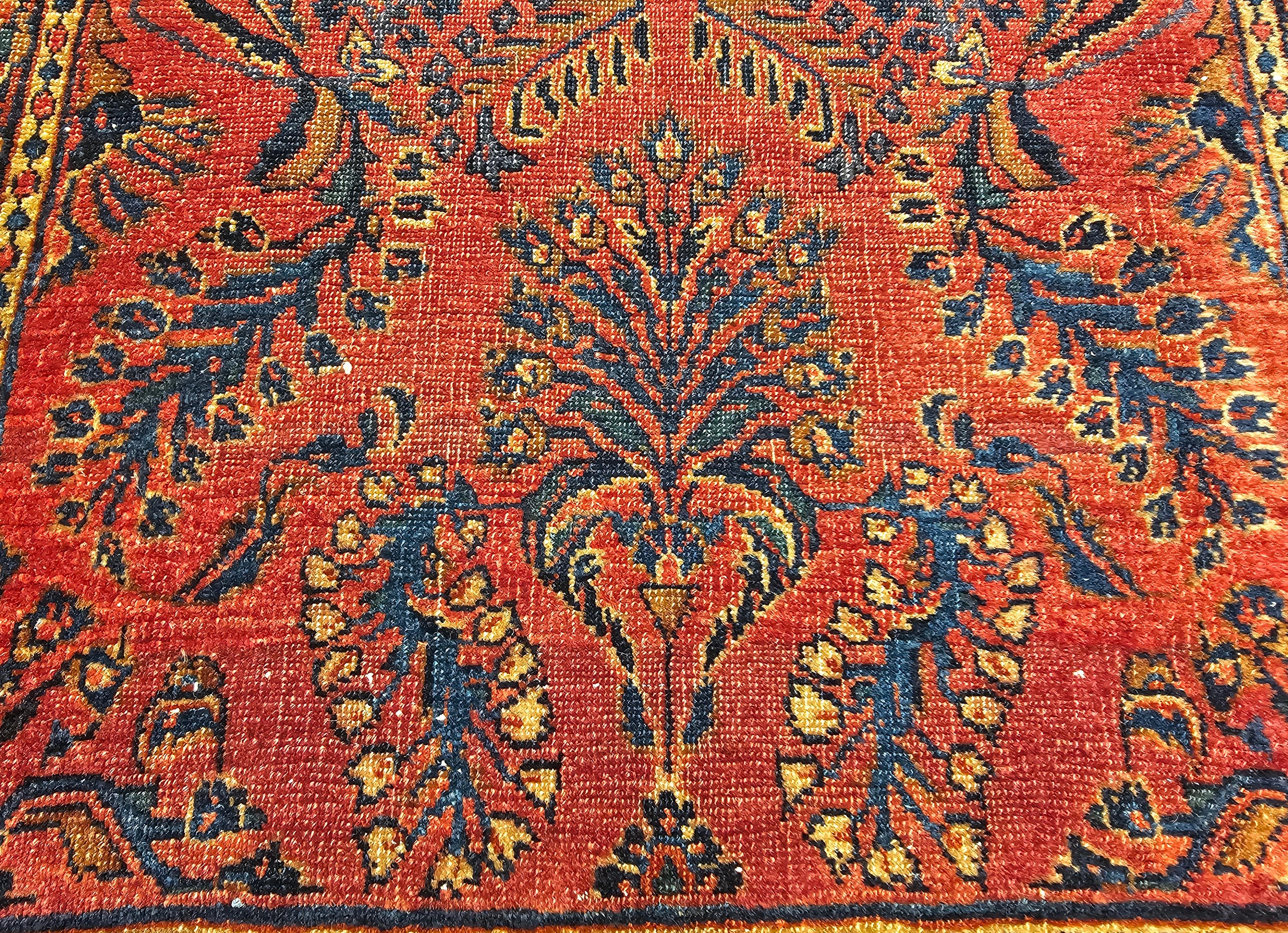 Lana Tappeto antico persiano Lilian Sarouk nei colori rosso, blu e blu. in vendita