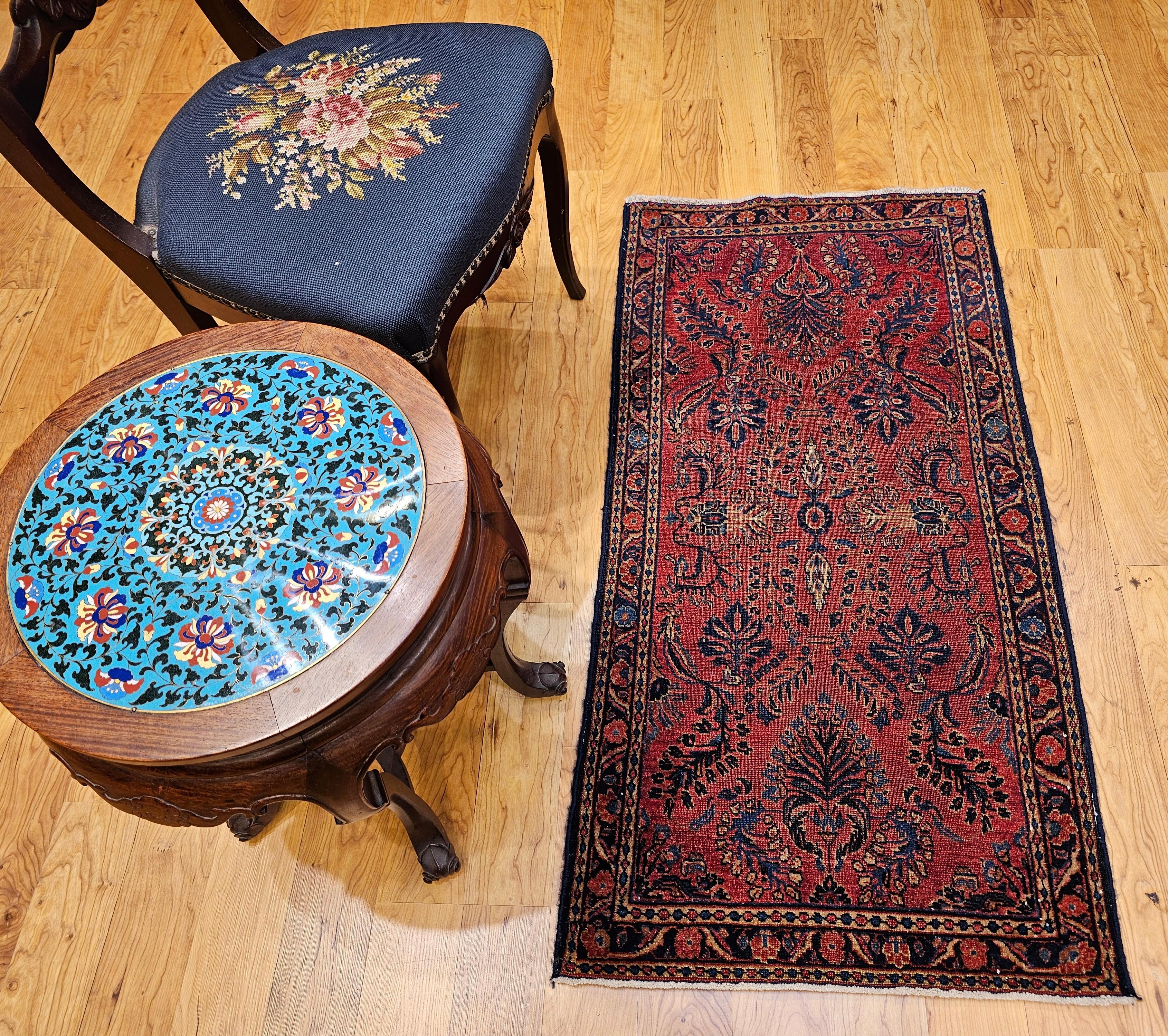Tappeto antico persiano Lilian Sarouk nei colori rosso, blu e blu. in vendita 2